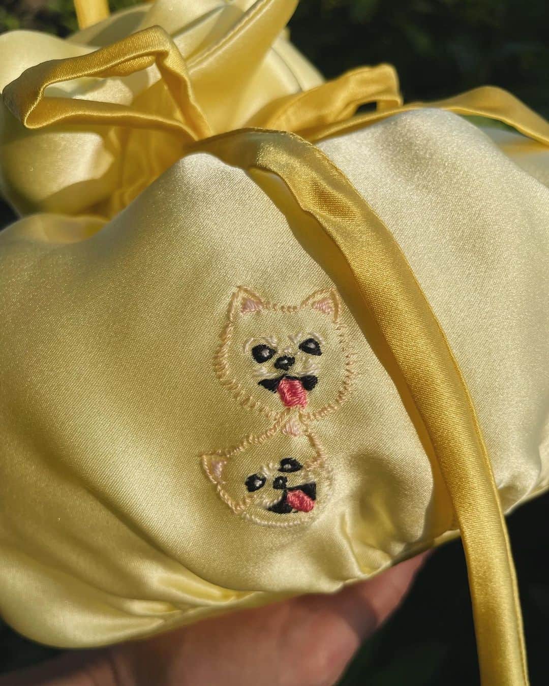 Chiyono Anneさんのインスタグラム写真 - (Chiyono AnneInstagram)「A bespoke order of our Silk Kinchaku Bag☀️💛🐱  愛犬の絵を手刺繍したシルク巾着バッグ。太陽のしずくのようなアクセサリーに仕上がりました💛  #シルクバッグ #手刺繍 #チヨノアン #巾着バッグ #ハンドメイド #chiyonoanne #ビスポーク #silkbag #handembroidery」11月8日 22時47分 - chiyono_anne