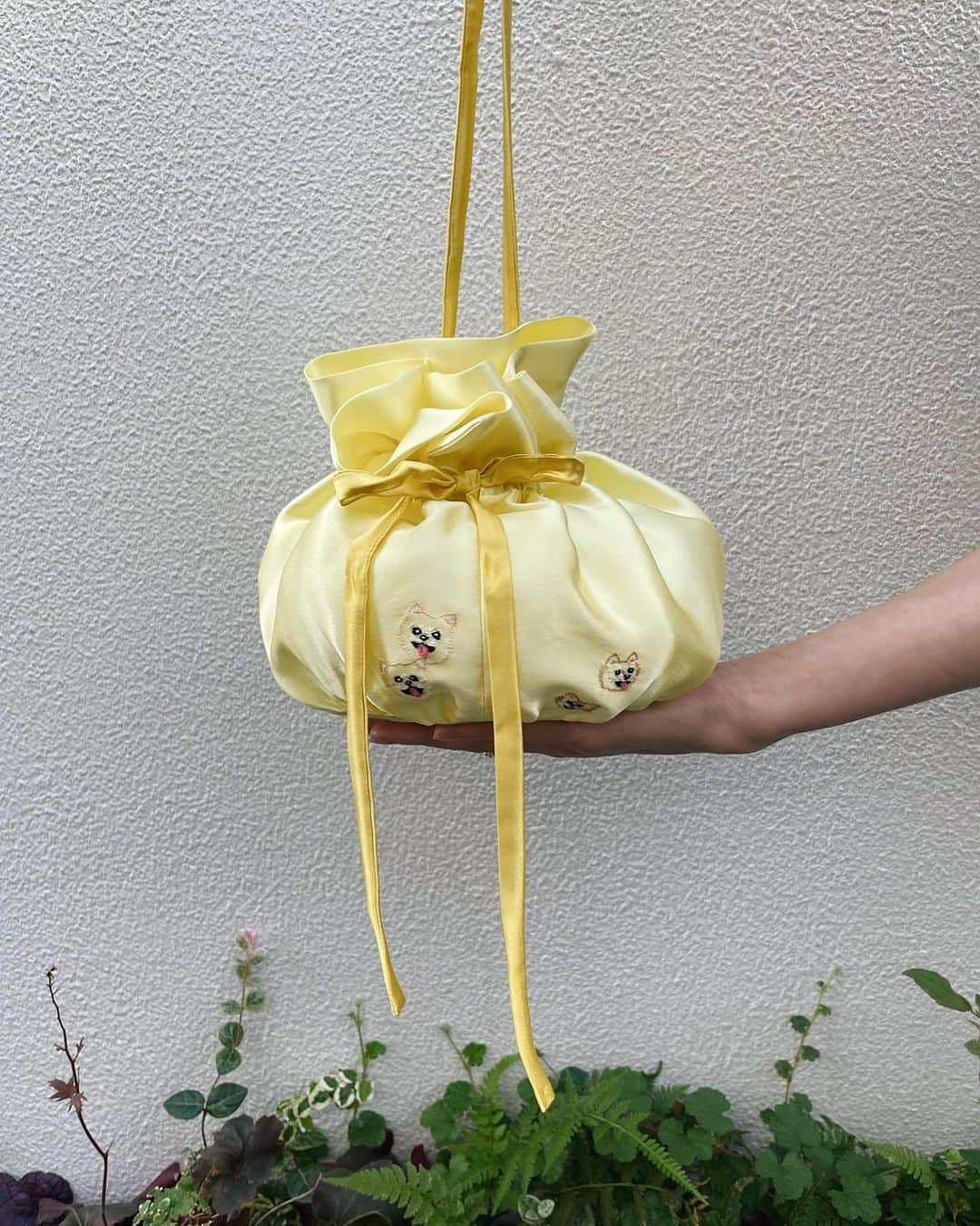 Chiyono Anneのインスタグラム：「A bespoke order of our Silk Kinchaku Bag☀️💛🐱  愛犬の絵を手刺繍したシルク巾着バッグ。太陽のしずくのようなアクセサリーに仕上がりました💛  #シルクバッグ #手刺繍 #チヨノアン #巾着バッグ #ハンドメイド #chiyonoanne #ビスポーク #silkbag #handembroidery」