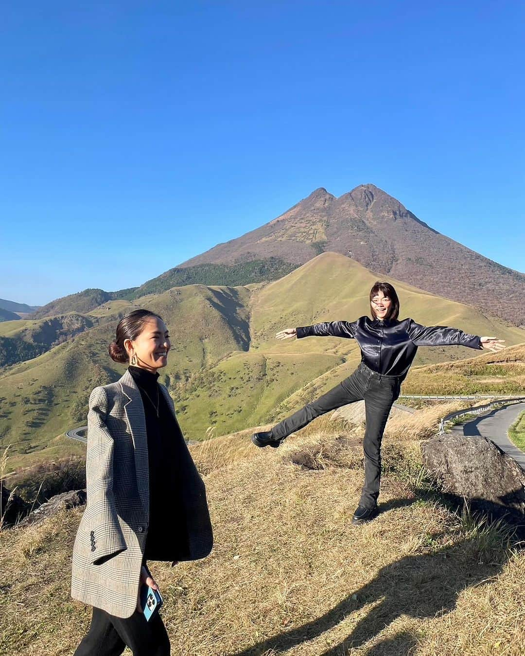 西内ひろさんのインスタグラム写真 - (西内ひろInstagram)「滞在時間24時間。 湯布院の山荘無量塔へ大好きな仲間と行ってきました♨️  １枚目は今朝の一人朝ラン。トレーナーとキャップは　@kiginu.official をちゃっかり着用。  ２枚目は朝ランで雲海も見れて充実なモーニング。  自然に癒され 温泉に癒され 料理に癒され 音楽に癒され 人に癒され  あ〜やっぱり九州はいいわ。  大好き。ほっとする。  東京に戻ってからしばらくバタバタなので頑張ります💪  #湯布院 #山荘無量塔 #紅葉 #温泉 #japantrip」11月8日 22時47分 - 0214hiro