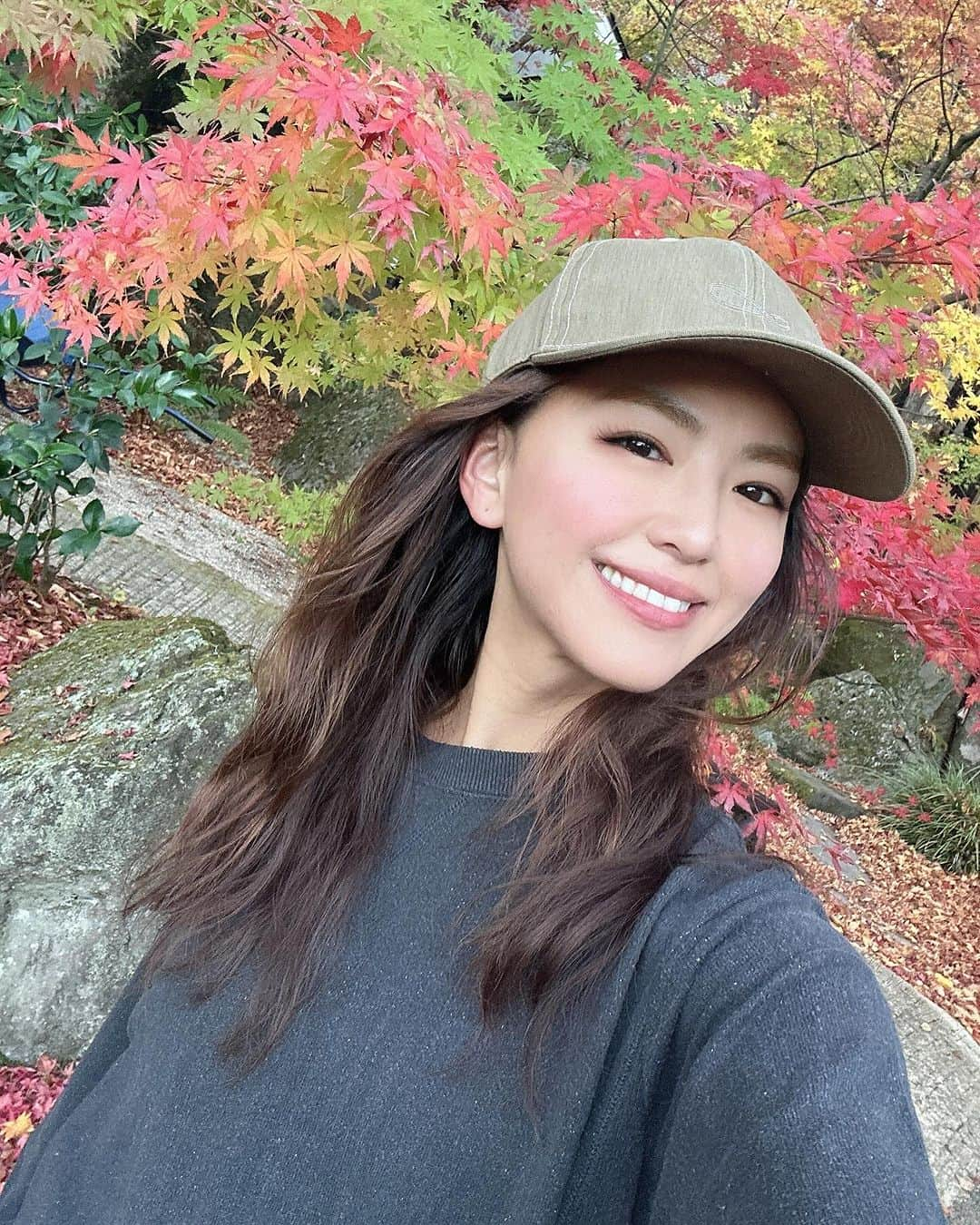 西内ひろのインスタグラム：「滞在時間24時間。 湯布院の山荘無量塔へ大好きな仲間と行ってきました♨️  １枚目は今朝の一人朝ラン。トレーナーとキャップは　@kiginu.official をちゃっかり着用。  ２枚目は朝ランで雲海も見れて充実なモーニング。  自然に癒され 温泉に癒され 料理に癒され 音楽に癒され 人に癒され  あ〜やっぱり九州はいいわ。  大好き。ほっとする。  東京に戻ってからしばらくバタバタなので頑張ります💪  #湯布院 #山荘無量塔 #紅葉 #温泉 #japantrip」