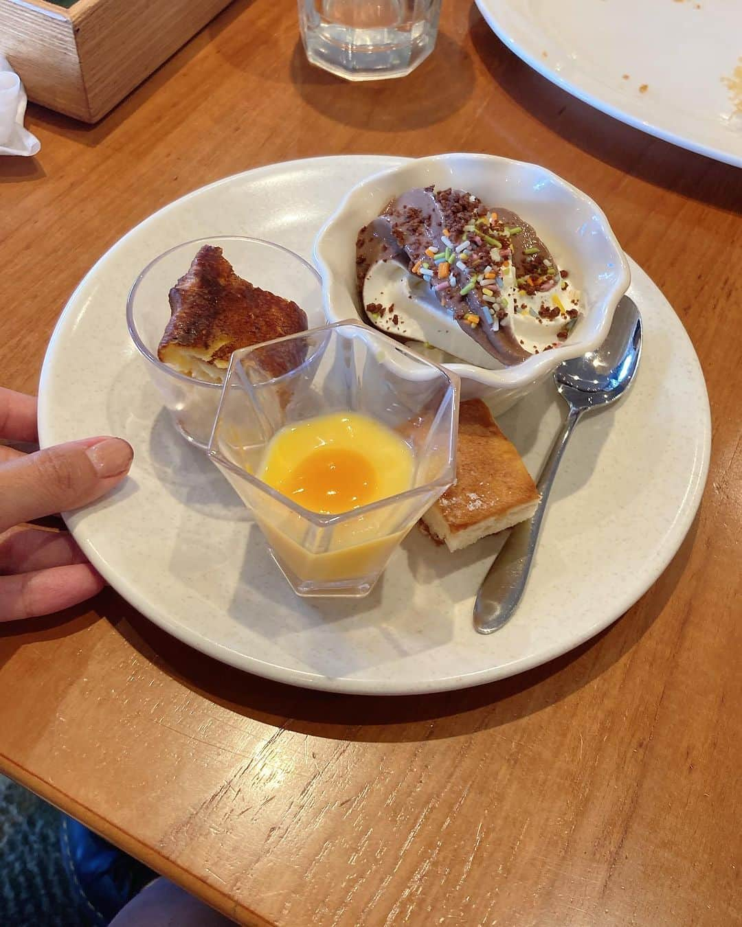 砂川陽香さんのインスタグラム写真 - (砂川陽香Instagram)「先日(@sizzlerjapan )で#三鷹ランチ してきたよ😋  #シズラー といえばプレミアム#サラダバー が有名で 以前から気になってたのだけど､､､ めちゃくちゃよかったよ~🥺🫶🏻  旬な野菜をはじめ サラダ､フルーツ､スープ､パスタ､カレー､タコス､デザートetc... ドリンクも合わせて70種類以上も楽しめる🤤  おひなが食べれるものあるかなぁ~？と心配してたけど 種類も豊富なのでなんなら爆食いしてました🤣👏🏻  席も広々しているし#子連れランチ にもピッタリです🥺 周りも子連れの人たくさんいたよ😉  シズラー特製の#チーズトースト も サクサクで美味でした😌🧀  この日子供たちの#予防接種 でサクッとしか食べれなかったから またぜひゆっくりリベンジしたいと思います😏♩  ㅤㅤㅤㅤㅤㅤㅤㅤㅤㅤㅤㅤㅤ ㅤㅤㅤㅤㅤㅤㅤㅤㅤㅤㅤㅤㅤ ㅤㅤㅤㅤㅤㅤㅤㅤㅤㅤㅤㅤㅤ #sizzler#シズラー三鷹店 #東京グルメ#三鷹グルメ#PR#子連れランチ東京#サラダバーランチ #三鷹ランチ #東京ランチ#野菜大好き#サラダ大好き#ママ友ランチ#ランチ会#女子会ランチ」11月8日 22時48分 - hirokattsunnnn