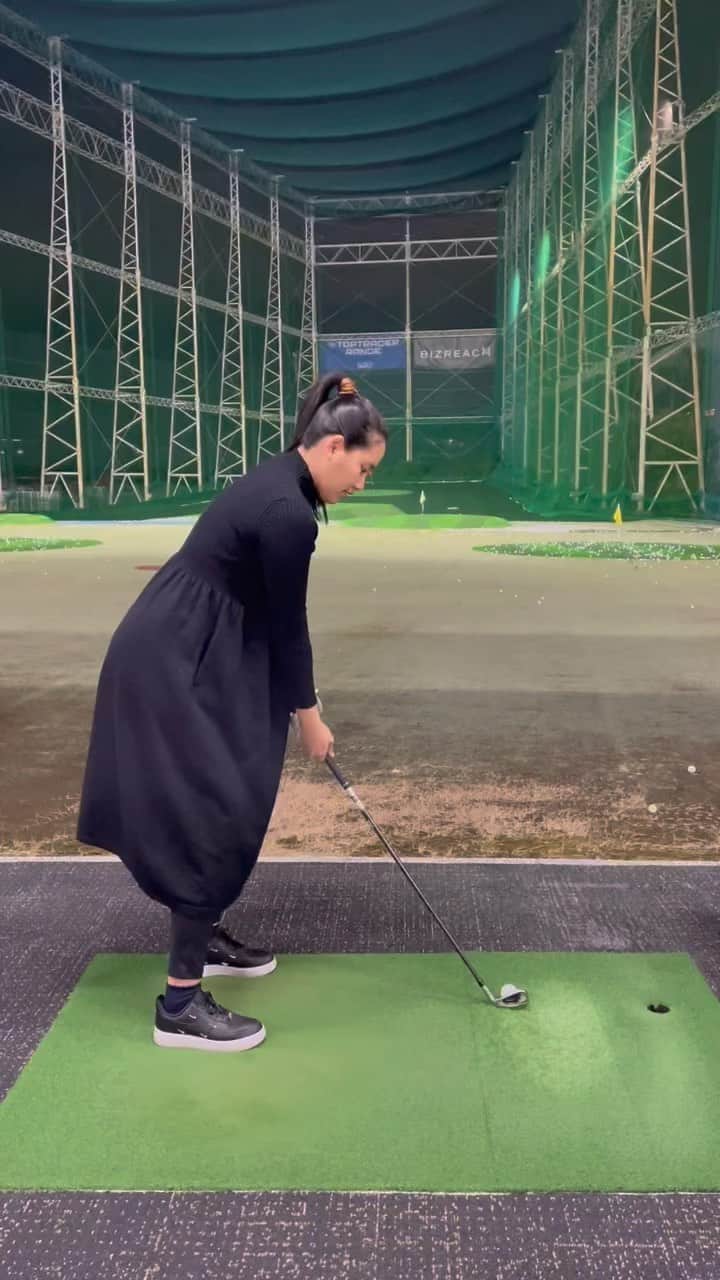 のインスタグラム：「たくさん練習行ってた頃がなつかしい いまはかいじゅうさんのお世話で大忙し🦕 旦那よ、出産の3日前まで練習連れて行ってくれてありがとう⛳️ 産まれたらいけなくなるって思って死ぬほど練習した😂 ひたすら9番打ってた」