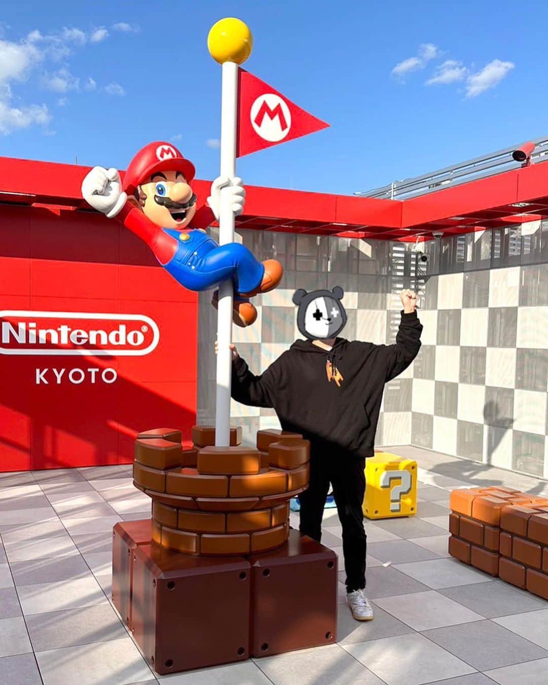 レトルトさんのインスタグラム写真 - (レトルトInstagram)「Nintendo KYOTOの初日に行ってきてたよ！屋上が素敵空間と聞いたのでマリオとパシャリ。ヨッシーも置いて欲しい。 今度から帰省の時に楽しみが増えました。帰りの新幹線は爆買い荷物大変だった。  #nintendokyoto  #レトルト」11月8日 22時49分 - retort64