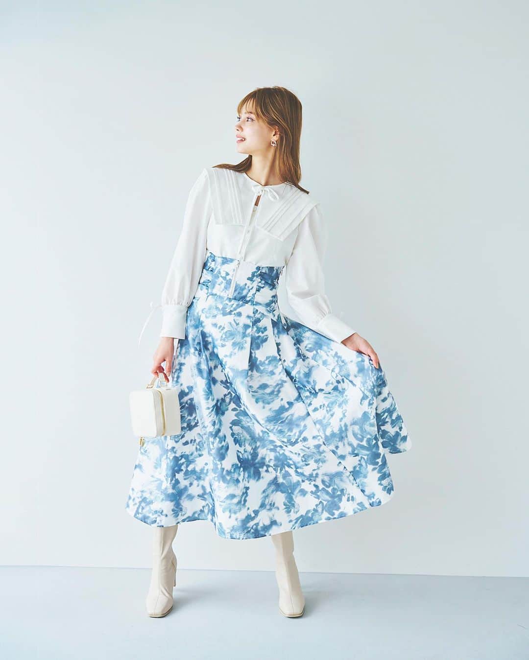 dazzlinのインスタグラム：「____ New arrival  大人気の #ダズリンマイナス5キロ シリーズから新作スカート登場！  アウターとカラーを合わせてワントーンコーデも◯ 着膨れしがちな冬のコーデにも  #ダズリンマイナス5キロ シリーズでスッキリスタイルアップ！  . ■ Skirt #3Dフラワーコルセットタックスカート price : ￥10,890 o.white / black / blue size : XS / S / M  . ■ Tops #オープンリボンタックケープブラウス price : ￥8,250 o.white / green / purple / mix size : FREE  . ■ Outer #2WAYカラーレディコート price : ￥17,600 ivory / black / pink / blue / brown size : XS / S / M  . ____________________________________________  アイテム詳細はショッピングタグ or TOPページURLよりチェック🔗 » @dazzlin_official  . 全国のdazzlin staffのスタイリングをチェック👗 » @dazzlin_staff_snap  . #dazzlin #ダズリン #冬服コーデ #冬コーデ #スカート #スカートコーデ #ブラウス #ブラウスコーデ #花柄 花柄スカート #ワントーン #ワントーンコーデ #推し活 #カフェ活 #カフェ巡り #参戦服 #参戦コーデ #大人コーデ #大人カジュアル #カジュアルコーデ #きれいめカジュアル #シンプルコーデ」