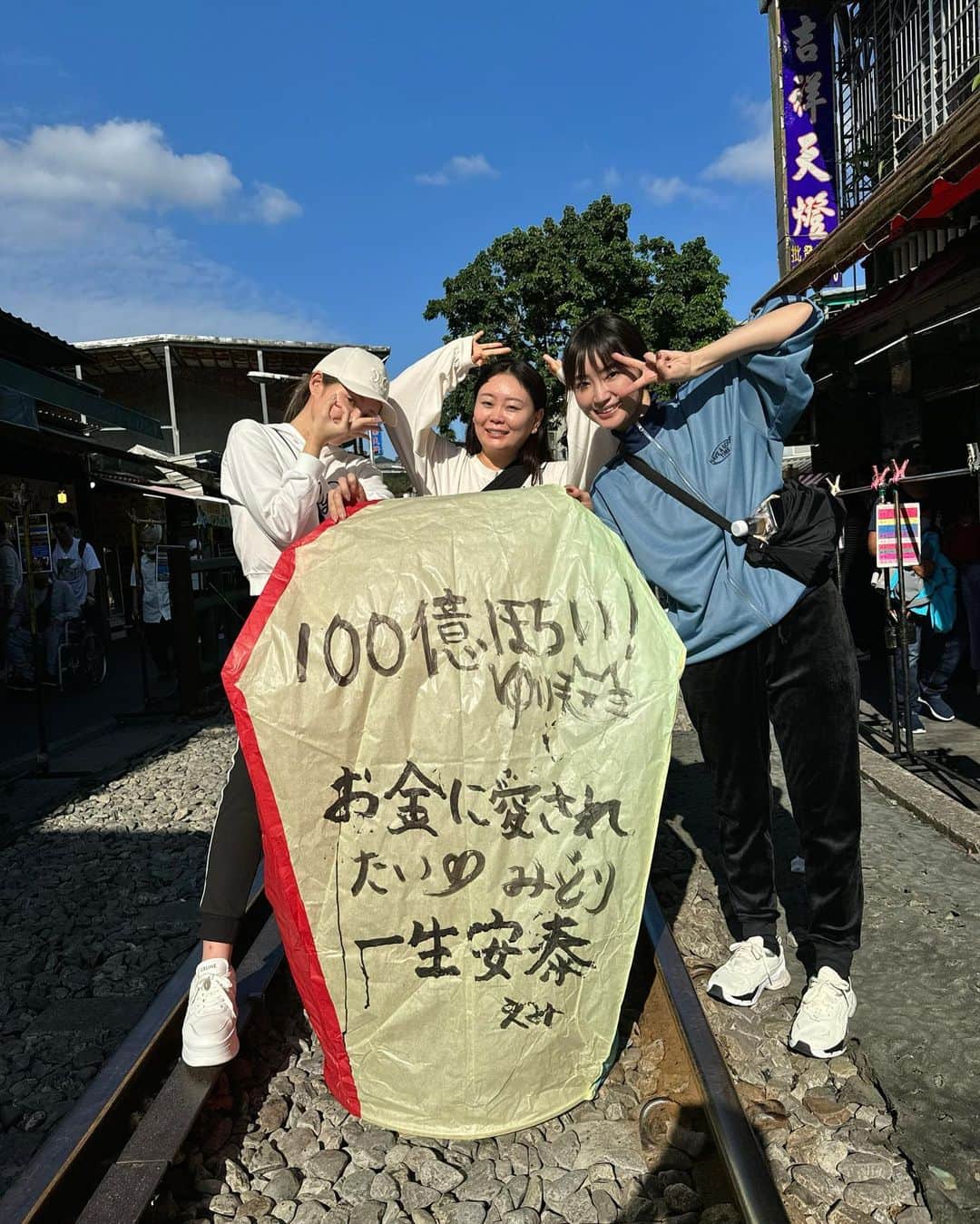 柳橋唯さんのインスタグラム写真 - (柳橋唯Instagram)「大好きな2人とゆるゆる台湾旅行。  話して、食べて、買い物して 日本といる時にやっている事と大差無いけど、旅行というエッセンスのおかげでとても楽しかったです。  #このメンバーならどこ行っても楽しい #顎付近が黄緑なのはショッピングリフトのダウンタイム #7枚目は事故写真もとい奇跡の一枚」11月8日 22時50分 - yui.yanagihashi