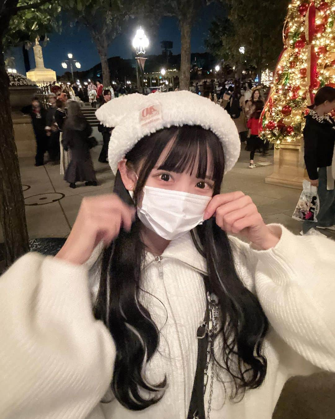 藤木愛さんのインスタグラム写真 - (藤木愛Instagram)「🎄 . #ディズニークリスマス #ディズニーコーデ冬 #白ニットワンピ　#白ニットコーデ」11月8日 22時51分 - mana_fujiki