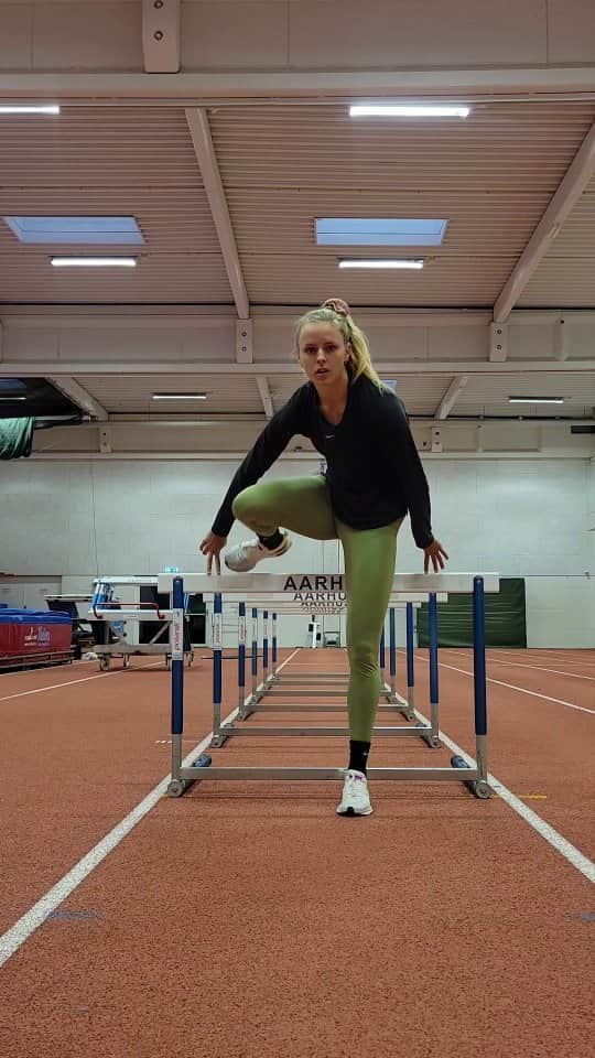 メッテ・グラスゴワールのインスタグラム：「Hurdle koordination warm-up 🚧」