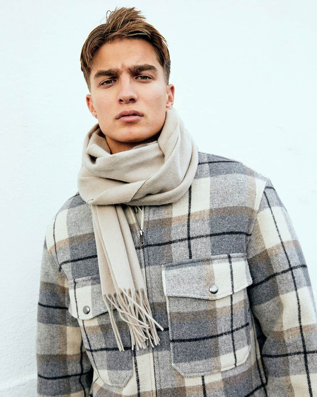 ジャック&ジョーンズのインスタグラム：「When winter winds up, don’t get wound up with it. Instead, respond by going as cozy and comfortable as possible, wearing all wool, all warmth, and all love. #cozywinter #jackandjones」