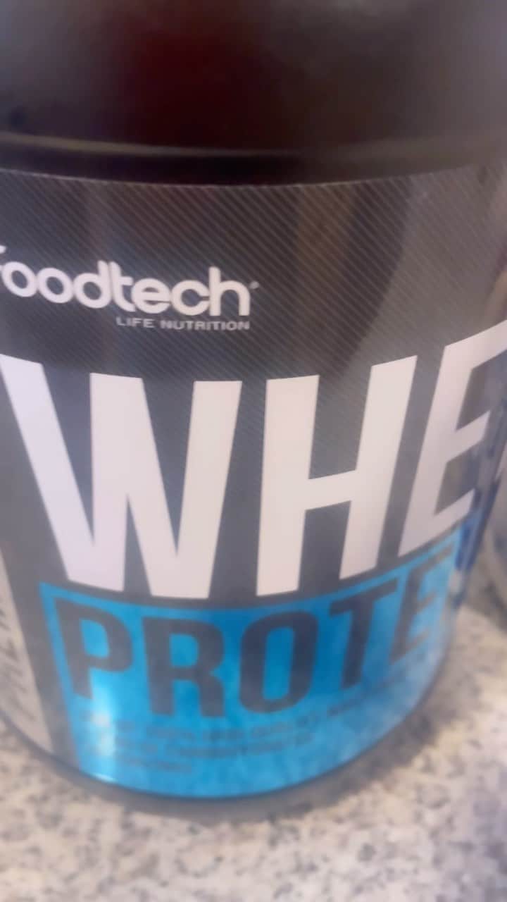 クラウディオ・リースのインスタグラム：「Mis batidos son de otro planeta cuando utilizo productos de @supletech_suplementos   🙌🏻☺️😈   scoop Prot + Creatina + Avena + 🍌 y frutilla」