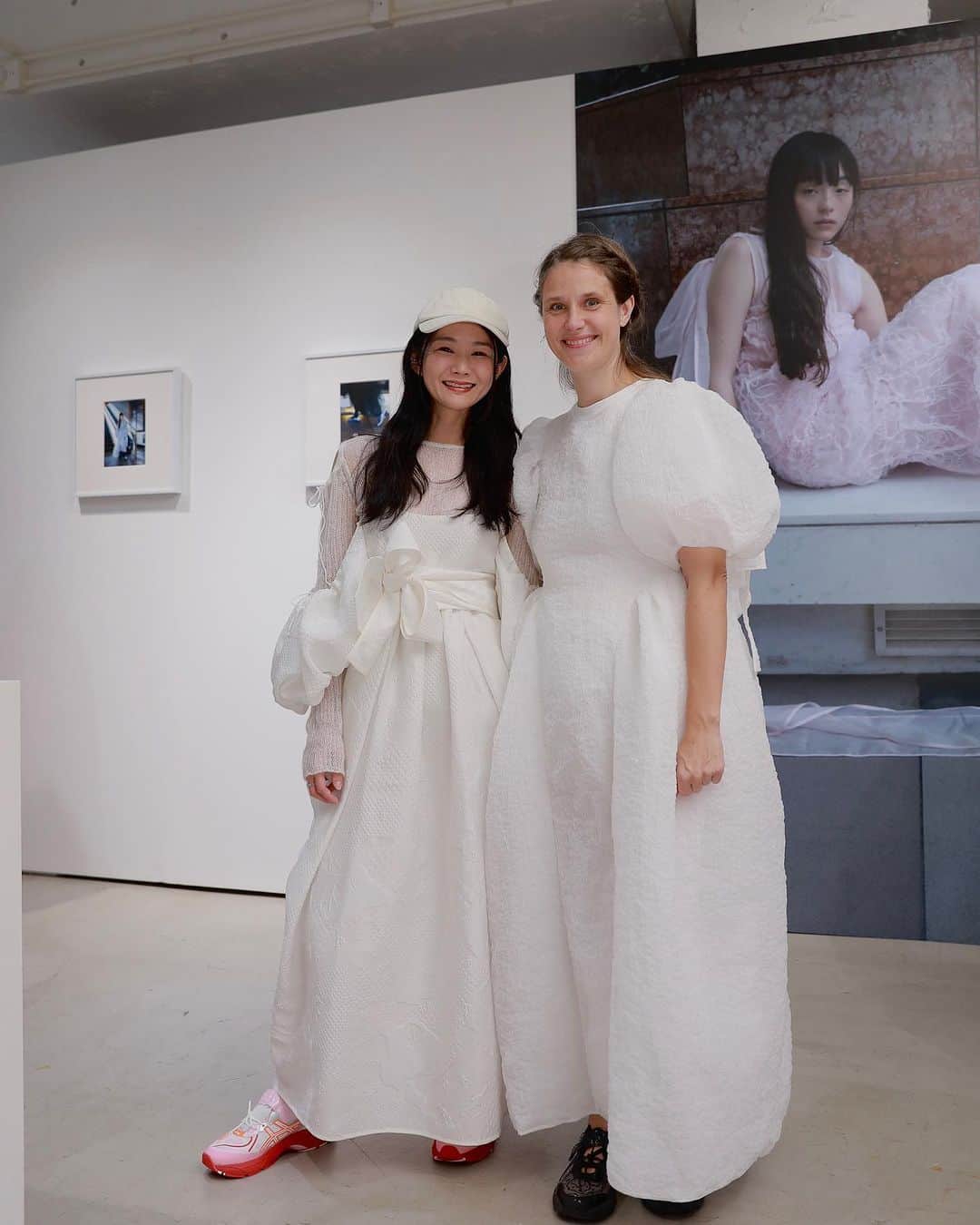 鈴木淳子のインスタグラム：「🤍🤍🤍🫶🏻🩷 @asics_sportstyle_jp @ceciliebahnsen   やっとやっと Cecilieに会って話せて 白いドレスで並んでいられたことが 嬉しくて仕方ない。 スニーカー大切にします。 ありがとう！おめでとう！  Dear team CB, I've been looking forward to the day when we can meet in Japan like this for a long time! Congratulations on the release and the exhibition🤍  #ceciliebahnsenxasics  #ceciliebahnsen #PR」