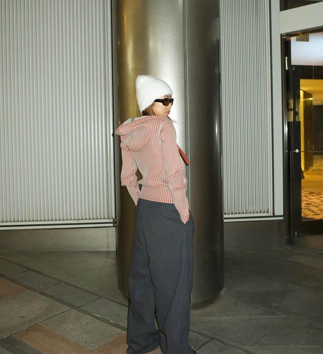 川本七海さんのインスタグラム写真 - (川本七海Instagram)「いっぱい撮ってもらったから🫢🤍 この配色ちょー可愛いの！フードの深さも100点。 @beedenofficial  coming soonです♡」11月8日 22時58分 - namikawamoto