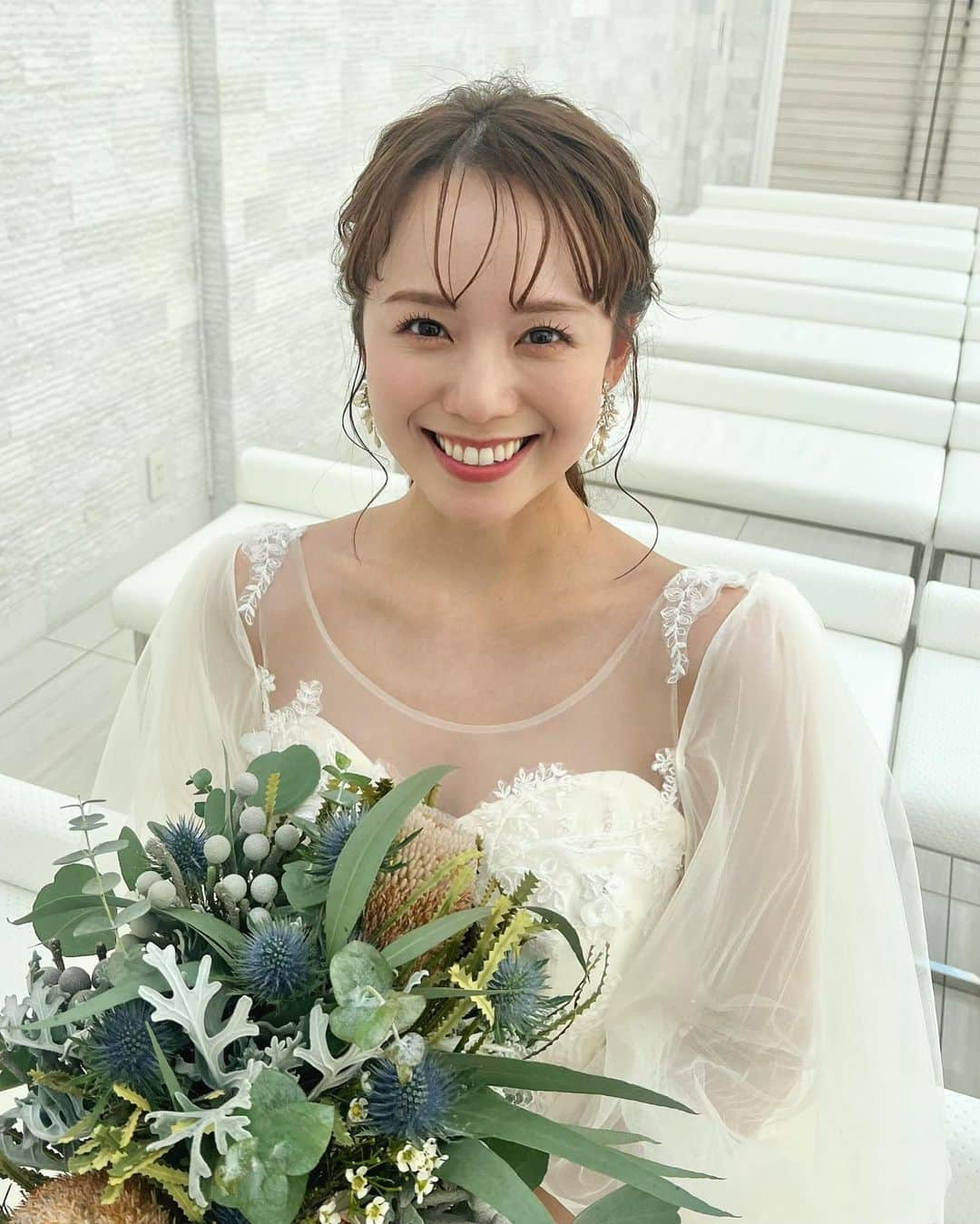 黒田真友香のインスタグラム：「最後の一枚は朝5時半、まだウェディングの魔法がかかる前の私🪄  花嫁姿と私服姿の落差がすごい🤣 たまに帰り際、スタッフさんとかに気がついてもらえない時あるw  この日はジルスチュアートの袖ありドレスに ロングヘアで大人可愛いスタイリングでした🌹❤️  #ブライダルモデル#フリーランスモデル#プレ花嫁#ウェディング#洋装前撮り #結婚式コーデ #結婚式準備 #ウェディングドレス #ウェディングフォト #フォトウエディング #カラードレス#ブライダルメイク #ブライダルヘア」