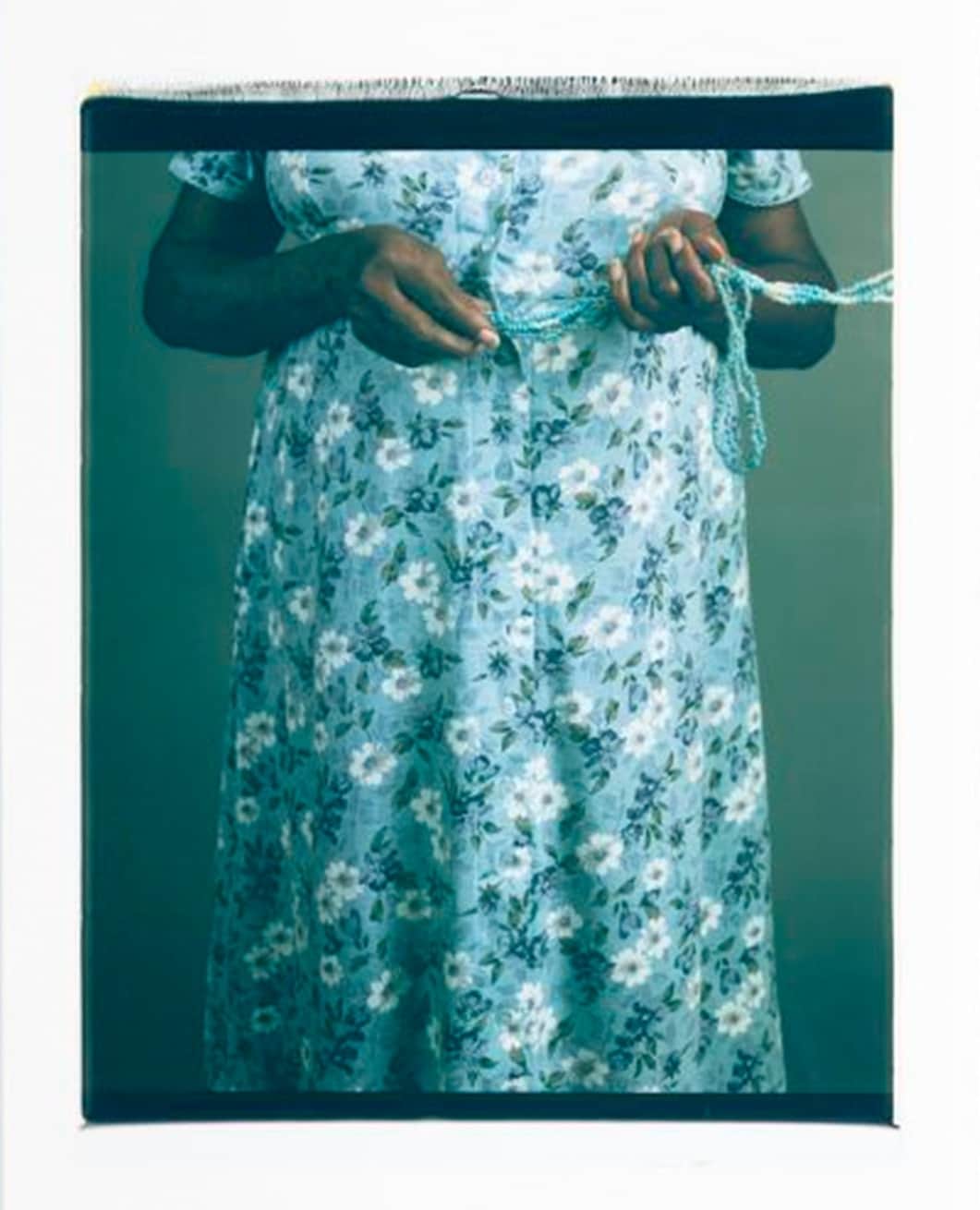 ブルックリン美術館さんのインスタグラム写真 - (ブルックリン美術館Instagram)「Seven photographs, echoing the seven orisha powers. ⁠ ⁠ Arranged in an H shape, representing home (hogar, in Spanish), this work was made once María Magdalena Campos-Pons was able to return to Cuba and reunite with her mother after 11 years away. Titled “Replenishing,” the work makes connotations of watering, irrigation, and fulfillment title an image of physical reconnection and rejuvenation.⁠ ⁠ Campos-Pons always knew of her connection to Africa and Yoruba culture—symbolized here through colorful African beads linking the hands, bodies, and lives of the artist and her mother. "This moment of physical reconnection also gestures to the knowledge and growth passed between generations—the labor of love and legacy.⁠ ⁠ 🎨 María Magdalena Campos-Pons (born Matanzas, Cuba, 1959). Replenishing, 2001. Composition of seven Polaroid Polacolor Pro photographs, framed: 29 × 25 in. (73.7 × 63.5 cm) each. Collection Pérez Art Museum Miami; museum purchase with funds provided by PAMM’s Collectors Council. © María Magdalena Campos-Pons. (Photo: courtesy of the artist)⁠ ⁠ #BeholdBkM #BrooklynMuseum #MariaMagdalenaCamposPons」11月8日 23時00分 - brooklynmuseum