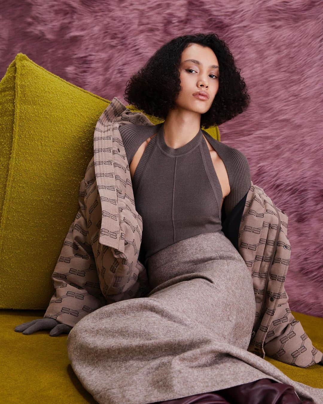 YOOX.COMのインスタグラム：「COSY UP Comfort and style combine in oversize jumpers, long coats and puffer jackets. Stay warm with #YOOX selection of luxe layers!」