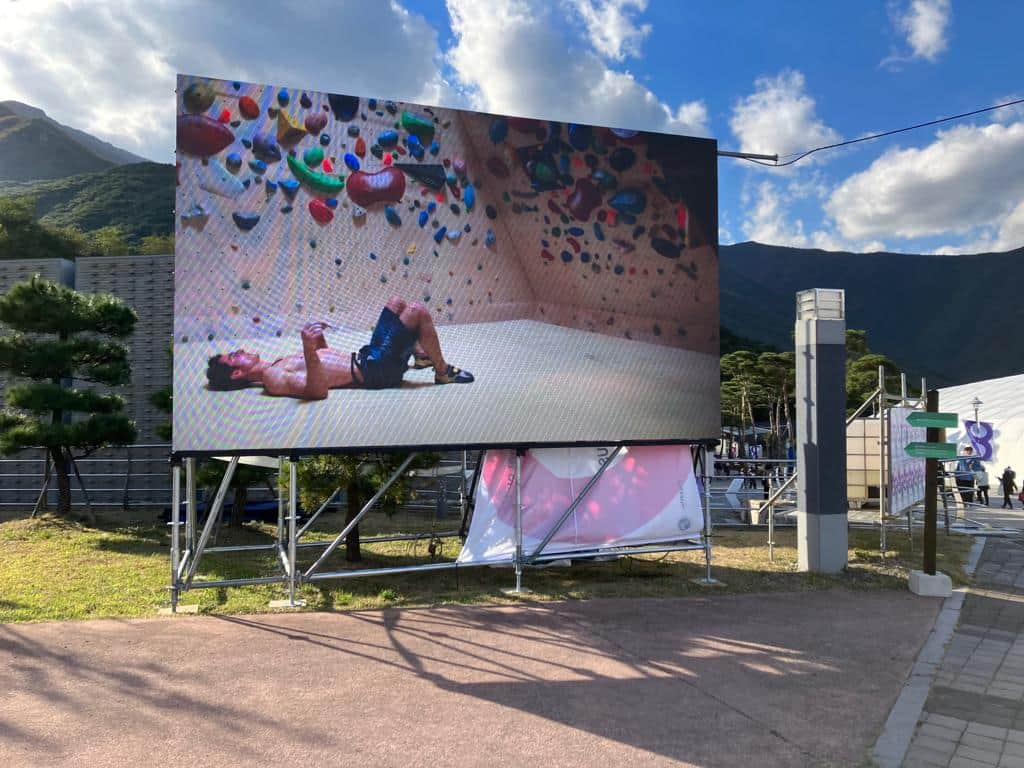 アダム・オンドラさんのインスタグラム写真 - (アダム・オンドラInstagram)「The Asian premiere 👌 of the documentary Film: @adam.ondra_pushing.the.limits took place only some days ago at Ulsan Ulju Mountain Film Festival @umff.kr, and the filmmakers now taking the film right to another continent 🌏 The film is available in the 🇺🇸 U.S. finally! And you can buy a screening right here (the link is in BIO) 💪  Even more, you can also read the fresh review by @millerd13 on @climbingmagazine (the link is in BIO as well).   Enjoy the film and write us your own rating 💪  #adamondra #AO #pushingthelimits #film #climbing #rockclimbing」11月8日 23時00分 - adam.ondra