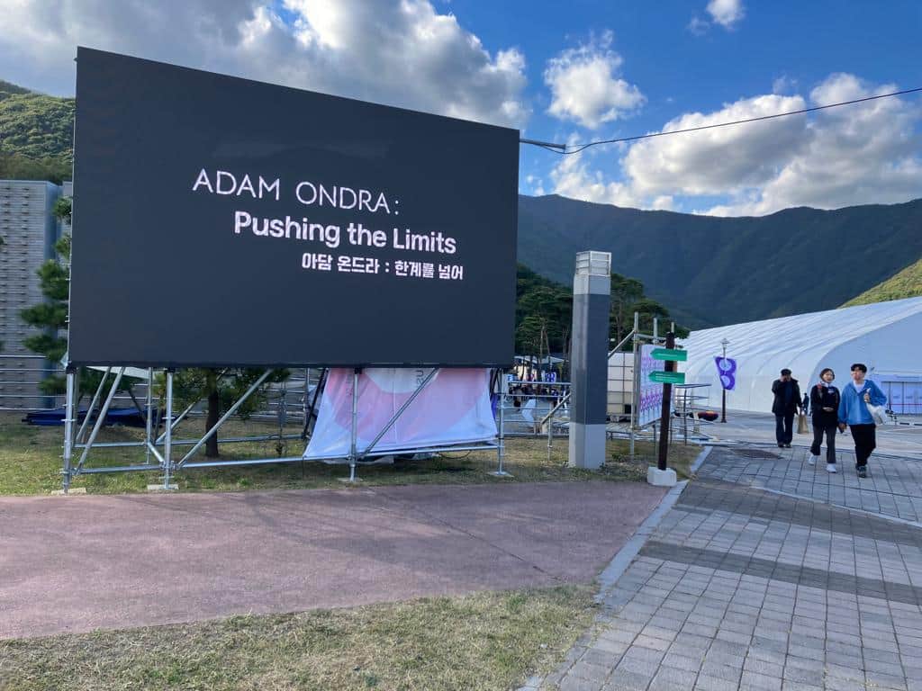 アダム・オンドラのインスタグラム：「The Asian premiere 👌 of the documentary Film: @adam.ondra_pushing.the.limits took place only some days ago at Ulsan Ulju Mountain Film Festival @umff.kr, and the filmmakers now taking the film right to another continent 🌏 The film is available in the 🇺🇸 U.S. finally! And you can buy a screening right here (the link is in BIO) 💪  Even more, you can also read the fresh review by @millerd13 on @climbingmagazine (the link is in BIO as well).   Enjoy the film and write us your own rating 💪  #adamondra #AO #pushingthelimits #film #climbing #rockclimbing」