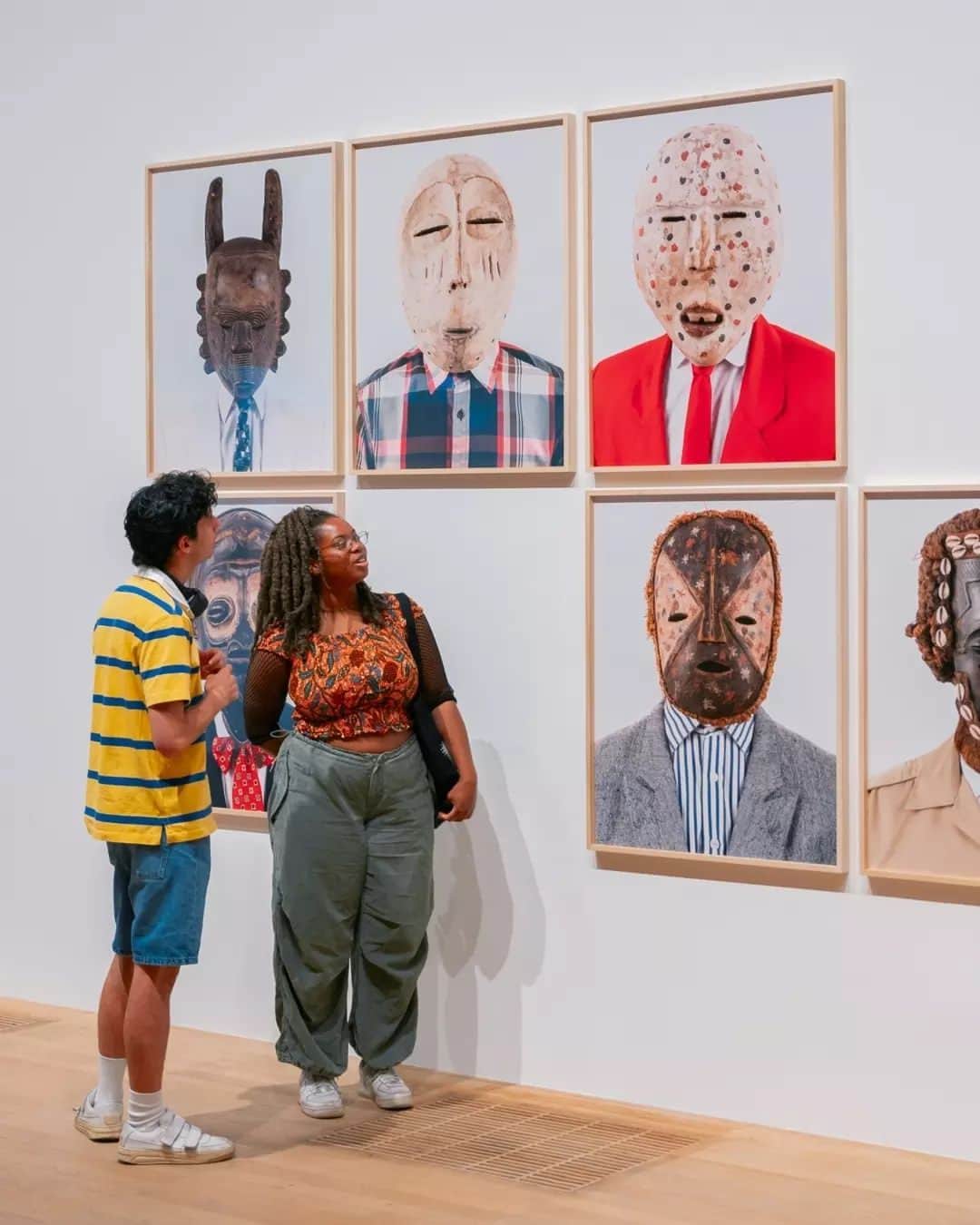 テート・ギャラリーのインスタグラム：「#AWorldInCommon at Tate Modern is a celebration of contemporary African photography. 📷 Bringing together 36 artists from across generations, the exhibition follows artists across Africa's many landscapes, cultures and narratives to reveal how photography allows the past and the future to co-exist in powerful and transformative ways. ✨  🎧 Start your Saturday with a guided tour of the exhibition: on 11 November 2023, 9 December 2023 or 13 January 2024. Book your tour online.  🎒 For teachers, join us on 20 November for a free after-hours social evening of art, conversation, ideas and resources for your classroom. Email or call to book your spot.   🎹 Join us on 2 December for 'Otherwise Gazes', a discussion about how photography, art and exhibition making can become sites for community building. The talk will be interspersed with musical and poetic performances from talented emerging artists.  📚 Read, rest, research and reflect in our free space Common Ground before or after the exhibition, or click the link in our bio for an exhibition reading list chosen by our curators. 🔍」