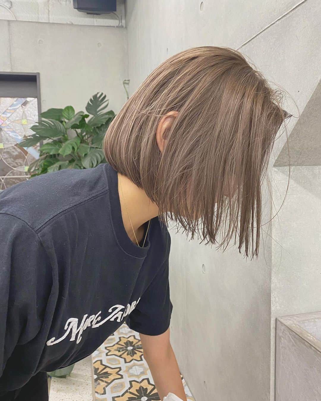 兼井遼のインスタグラム：「ミルクティーグレージュ＊  柔らかくほつれるヘア😌  ツヤのある 暗くても透明のある カラーならお任せください☺️  11月のご予約も まだまだお取りできます🙇🏻  ご質問などは コメントにてお問い合わせください！😌  #ケアカラー  #ヘアアレンジ  #ケアダブルカラー  #巻き方  #髪質改善カラー  #イルミナカラー  #ミルクティーベージュ #グレージュ  #ケアブリーチ  #ハイライトカラー  #ハイトーンカラー  #ブリーチ  #ダブルカラー   #インナーカラー  #オリーブアッシュ  #グラデーションカラー  #グレージュカラー  #ツヤトーン  #パーマ  #艶髪  #外国人風  #髪質改善トリートメント  #くびれヘア  #シースルーバング  #髪質改善  #ラベンダーグレージュ  #オリーブグレージュ  #トリートメント  #ヘアアクセサリー　#インナーハイライト」