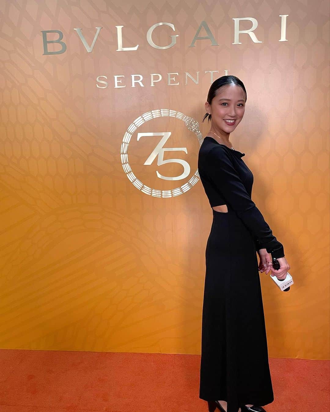 竹内由恵のインスタグラム：「「ブルガリセルペンティ　75周年　時を超えて紡がれる無限のストーリー展」のオープニングパーティーが昨夜開催されました。  私はMCを務めさせていただき、豪華なセレブリティの皆さんにお話を伺っています。みなさん輝いていて、眼福ですよー✨✨  来場予約はブルガリの公式LINEで受け付けているとのことです。私もひと足先に拝見したのですが、ジュエリーやウォッチなどの展示はもちろん、地元アーティストとコラボしたアート作品が素晴らしくて、いつまでも見ていられるなあと感じました。ぜひ足を運んでみてください。  @bulgari #bulgari #bulgarijewelry #serpenti #serpenti75 #pr」