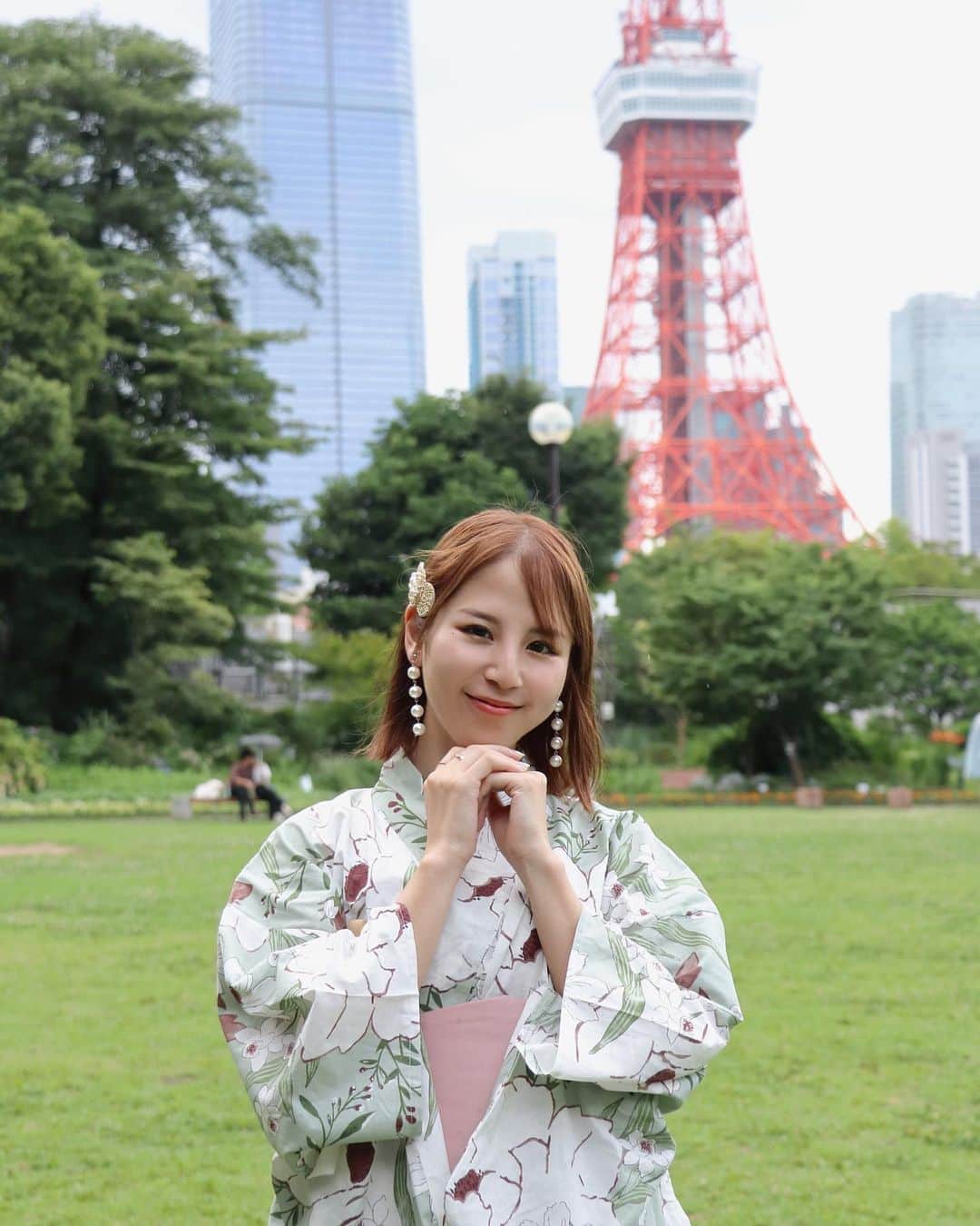 五十川ちほのインスタグラム：「11月というのにまだあったかいから浴衣載せとこ🤤 2枚目は山⛰か、東京タワー🗼ポーズww . 暖かいのすきだからこのままの季節味わいたいなぁ(՞っ ̫ ⊂՞)☀️ . . . #portrait_vision #portraitmodel #japan_of_insta #japanesegirl #japaneseculture #japanesefashion  #tokyofashion #asiangirls #yukata #kimonofashion #tokyotower  #racequeen #ringgirls #芝公園  #RIZINガール  #撮影モデル #ポートレートモデル #東京タワー🗼  #レースクイーン #ラウンドガール #浴衣　#うなじ  #五十川ちほ #ちーころ」