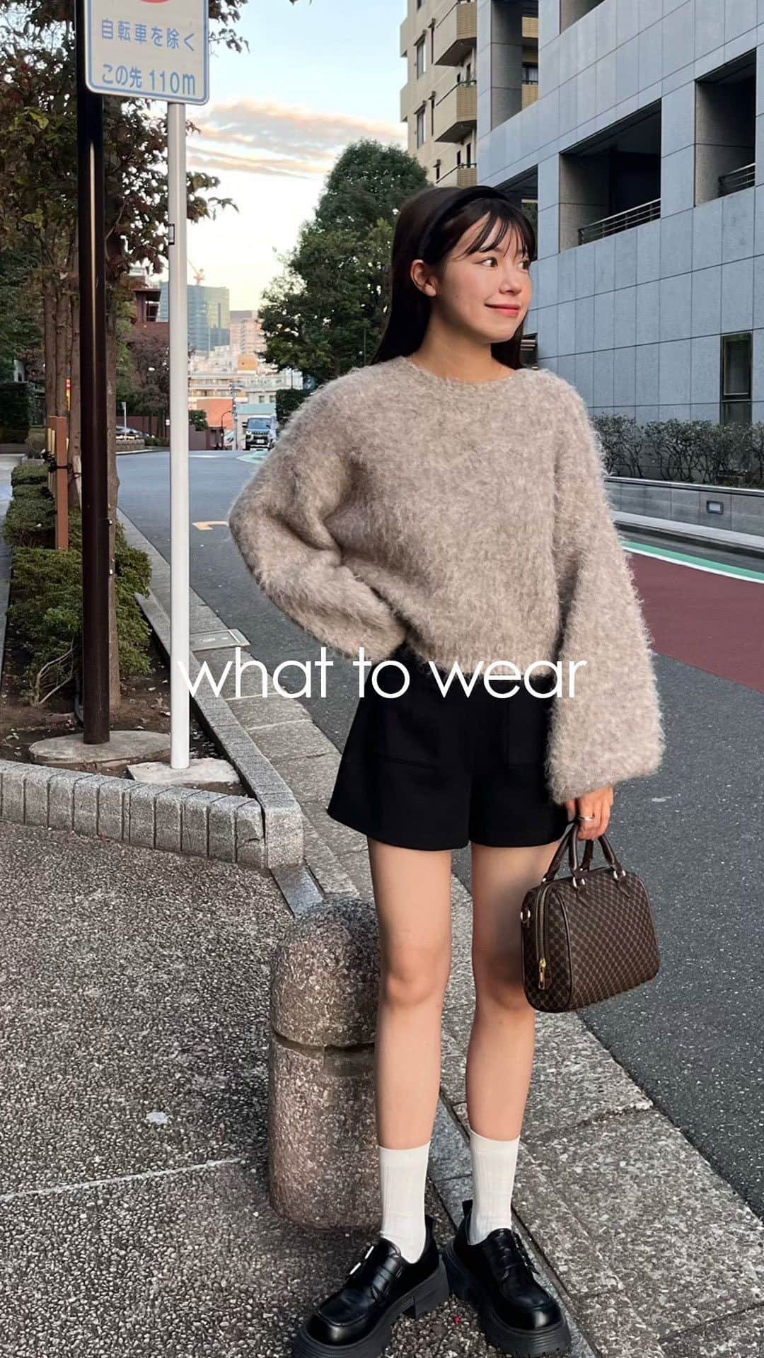 Free's Martのインスタグラム：「【 what to wear 】 肌寒くなってきて何を着よう…？ そんな悩みをスタッフがコーデ紹介で解決！✨ 今回は今年買うべきニット✨シャギーショート丈ニット ショート丈なのでスタイルアップ抜群アイテムです！  staff  @rio_mfm_   ◾️［レッドWEB限定］ウール混シャギーショート丈ニット 1313270046 size：fr color：red/gray/beige/green/ price：¥ 5,995（tax in）  🏷商品詳細は商品タグ、又はプロフィール欄のURLをご確認ください。 ＿＿＿＿＿＿＿＿＿＿＿＿＿＿＿＿  トレンドアイテムをカジュアルに提案✨公式Instagramのフォローよろしくお願いいたします😊 @frees_mart  #freesmart #フリーズマート   #秋 #秋コーデ #冬 #冬コーデ  #カジュアル #大人カジュアル #大人シンプル#大人可愛い  #シンプル #シンプルコーデ #トレンド #トレンドコーデ #お出かけ #お出かけコーデ #プチプラ #プチプラコーデ  #着回し #着回しコーデ #ニット #ニットコーデ #シャギーニットコーデ #シャギーニット #ショート丈ニット #ハイウエストパンツ  #30代コーデ  #20代コーデ #高身長コーデ」