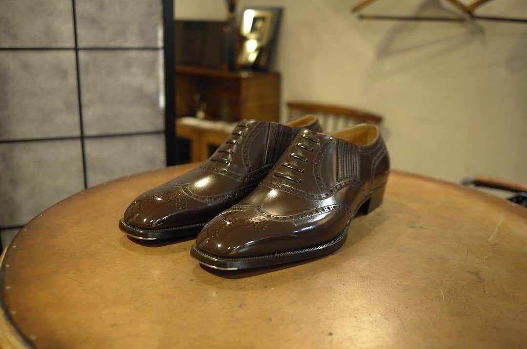 Yuya Hasegawaのインスタグラム：「「Amazing...」と口から自然と出てきてしまう一足。フロイデンベルグの極上カーフとこの美しい曲線がもぉ溜息ものです。いま名付けました、そんな靴はこれから"溜息靴"と呼ぶことにします。@marquess_shoemaker   #marquess #brifth #shoeshine #靴磨きは靴を引き立てる #溜息靴」