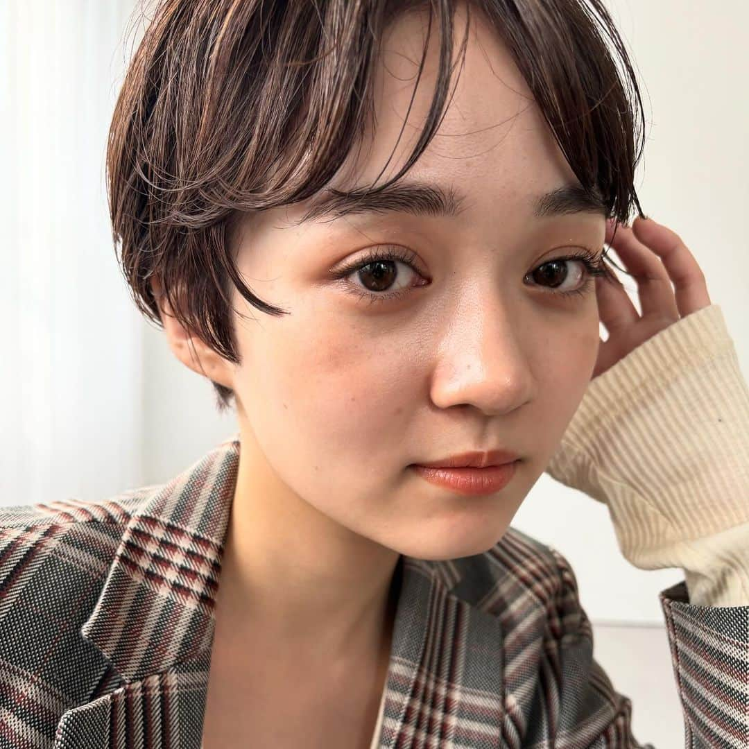 Yanagihara Hirokiのインスタグラム：「秋らしくなってきたので　スッキリマッシュ ・  ・ ・ 秋冬ファッションにはスッキリしたヘアスタイルが似合います。 ・ ・ 仕上げは　@hay_natural  バーム  美容室　SOIE SHIBUYA @soie__shibuya  ・ 平日　11時〜20時 木曜日・土曜日10時〜19時 日曜日・祝日　10時〜18時半 ・ ・ ・ ・ ・ ・ ・  ＃小顔ショート＃東京サロンモデル#東京サロン#ヘアセット #ショートヘア女子#ショートヘア #ベリーショート  #ハンサムショート#マッシュヘア#マッシュショート＃スタイリング＃センター分け＃大人カジュアル#ハンサムマッシュ#マッシュショートヘア#ショートカット #ショートスタイル#ハンサムショート女子＃大人ショート＃黒髪#センターパート#ショートヘアアレンジ」