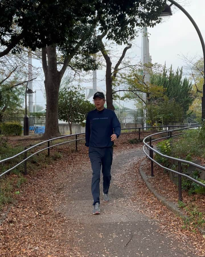 金石昭人のインスタグラム：「カネやん散歩🚶  冬の気配😅  ベゴニア💐とカネやん⚾️  どや  #カネやん散歩 #秋から一気に冬の気配 #歩くぞ #ベゴニア #どや」