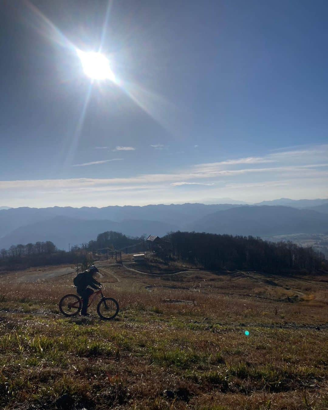 白馬岩岳スノーフィールドさんのインスタグラム写真 - (白馬岩岳スノーフィールドInstagram)「11/9(木) おはようございます。  コースはほぼドライ。朝は夜露で少し湿っていますがすぐ乾きそうです！ おそらく本日が今シーズン最後のグッドコンディションになりそうです。 良い一日をお過ごしください！  岩岳MTBパークオープン状況 天気: ☀️  スキルアップエリア (初級者) オープン コンディション: ドライ  岩岳の森クロスカントリー(中級者) オープン コンディション: セミドライ  マウンテンサイクリングコース(初級) ゴンドラ建設の為、今季クローズ  ヒトトキダウンヒル (初級)　※9:00～15:30 オープン コンディション: ドライ  アルプスDH(初級～中級) オープン コンディション: ドライ  カミカゼDH(上級) オープン コンディション: ドライ トップガン⑨-⑩ゴンドラ工事によりクローズ  Iwatake MTB Park Condition & Status Weather: 🌤  Skill-up Area (Beginner) Open CONDITION: Dry  Iwatake Cross-country (Intermediate) Open CONDITION: Semi-dry  Mountain Cycling Course (Beginner) Full season closed, due to under construction of new gondola.  Hitotoki DH (Beginner)　※9:00～15:30 Open CONDITION: Dry  Alps DH (Beginner-Intermediate) Open CONDITION: Dry  Kamikaze DH (Expert/Advanced) Open CONDITION: Dry Top gun⑨-⑩. Closed, due to new gondola construction.  詳しくは https://iwatake-mountain-resort.com/green  #iwatakemtb」11月9日 8時35分 - hakuba_iwatake