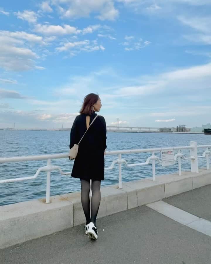 のインスタグラム：「山下公園の海の景色🚢先月の、笑 色んなところに行きたいのにもうスケジュールがぱんぱんで、ディズニーやUSJのクリスマス行きたいのになぁ🎄  タイツでミニ丈🖤まるでストッキングのように見えるこのタイツは1200デニール🔥 内側がボアになっててホカホカなんです、詳しくは私のプロフィールハイライト「細見えタイツ」からチェックしてみてね👀 165cm Lサイズ ブルベをはいています、かなりの着圧でお腹ピタぁぁという感じです このワンピースも質問いただいたのですが去年のZARAセールなのでもう売ってないかも、背中の開いたツイードに袖がシースルーで可愛いんです  51歳 メイクやトレーニングも投稿しています💓 子宮筋腫のストーリーズについてものすごくたくさんのDMをありがとうございます、治療や手術についてもプロフィールハイライトに置いておきました ❤️ @ayako__miyata ←23.2万フォロワーありがとう❤️  #秋冬コーデ #秋冬ファッション #冬コーデ #大人カジュアル #アラフィフファッション #アラフォーコーデ #アラフォーファッション #アラフィフコーデ #50代ファッション #50代コーデ #40代コーデ #40代ファッション」