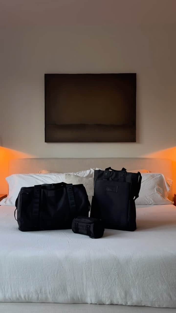 タイラー・ブラックバーンのインスタグラム：「I love a quick trip on a whim. The travel line from @dagnedover is simultaneously functional and sleek. My favorite item, the Petra Convertible Tote, is the perfect versatile carry on. #dagnedoverpartner」