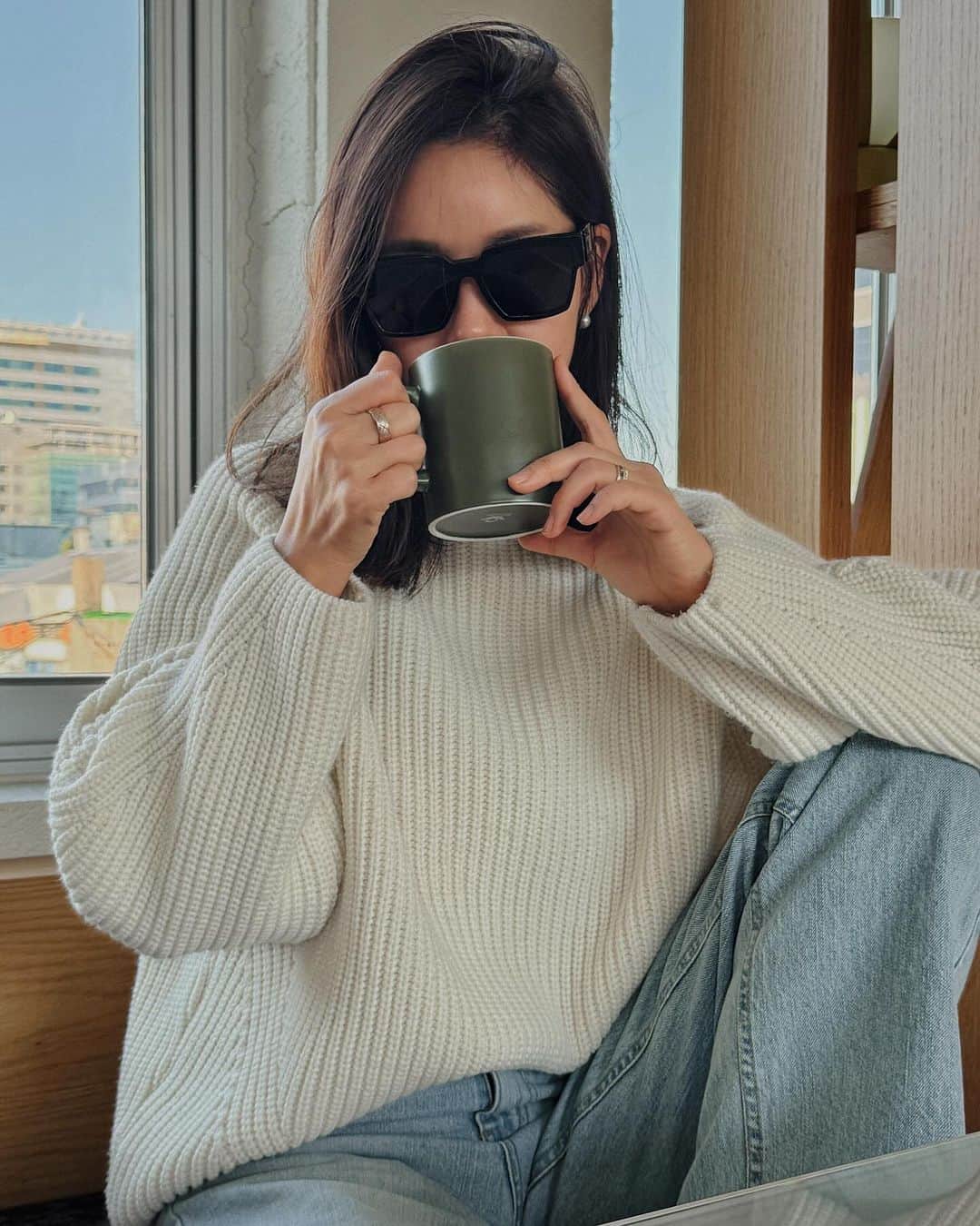 キム・ジュニのインスタグラム：「1️⃣우리 하프넥니트가 돌아옵니다🤍 2020년 오리지널 버전으로 3년만에 컴백! 그간 얇은 원사로, 길이감이 길어진 스타일로 많은 변형이 있었는데요! 2023년에는 20년도 첫출시 그 디자인, 원사, 길이감 그대로! 오리지널리티를 그대로 살려 출시해요!  제가 전 버전을 다 입어본 결과 오리지널버전이 길이감도 두께도 딱이더라구요! 여러분들도 저와 같은 생각이실까요?😆  이번 2023년에는 오리지널 버전 3가지 컬러 아이보리/베이지/블랙 과 함께 이번 시즌 놓치지 말아야 할 그레이 컬러까지! 야무지게 준비했으니 놓치지 마시와요🤍  오늘 쭉쭉 상세설명 나가니 피드 잘 따라와주세요!  이피드가 첫 시작피드입니다! 1️⃣ 다음피드에서 이어집니다😉  #금요일오픈입니다 #예약배송예정 #하프넥니트2023 #어버브」