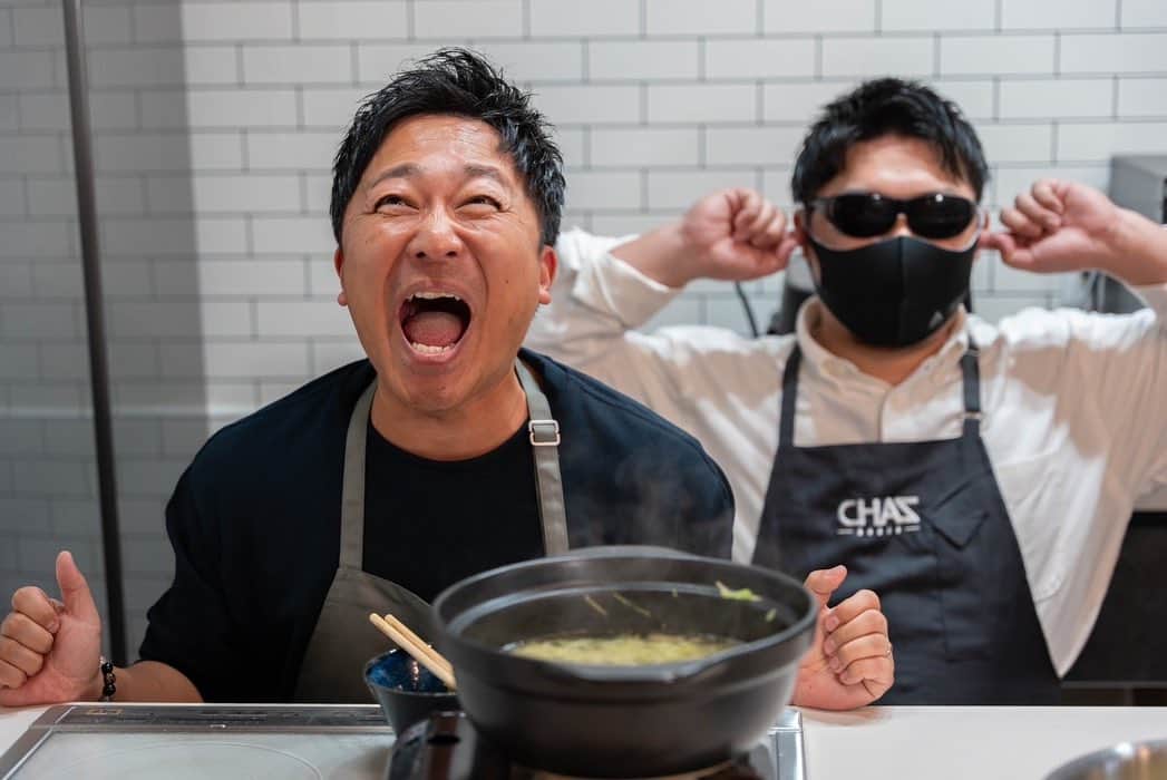 長野雅樹のインスタグラム：「キャベツ千切り選手権のオフショット  ▪️（株）リンクロノヴァは建設会社 ▪️（株）リセンダーはSNSプロモーション会社 #うるさいおじさん #叫ぶおじさん #不器用なおじさん #つまらないおじさん #いたいおじさん」