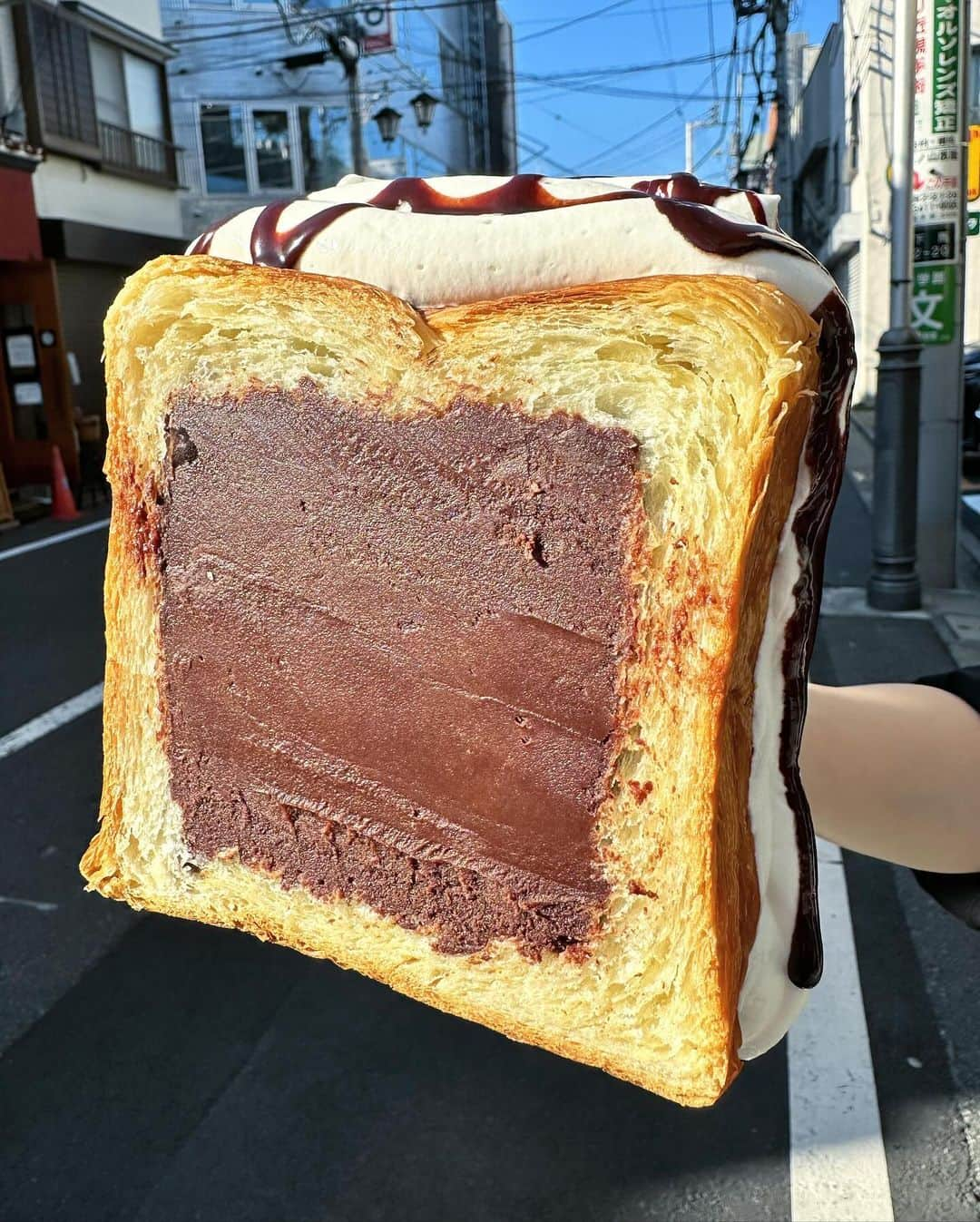 Coffee & Toast Tokyoのインスタグラム：「"香り豊か"  生チョコデニッシュぱん！ 🤎💛🤎💛🤎💛🤎💛🤎  “ I can’t imagine a day without  chocolate.”  デニッシュ生地のパンの中に、 どっぷりチョコレート‼︎  ほんのり甘く、香り豊かなデニッシュパンと甘くほろ苦いチョコレートの組み合わせ、たまらんです😋😋😋  . . . . #香り豊か生チョコデニッシュぱん #デニッシュ食パン  #デニッシュパン  #チョコレート  #chocolate  #danish  #danishpastry  #pastry   #chocolat  #cioccolato  #chocola  #巧克力  #ช็อคโกแลต  #초콜릿  #三軒茶屋ランチ  #世田谷線カフェ  #パンスタグラム  #東京カフェ  #三軒茶屋カフェ #三軒茶屋  #パン #三茶カフェ  #三茶 #田園都市線カフェ #コーヒーアンドトースト  #coffeeandtoast #foodie  #foodiegram #chocolategram」