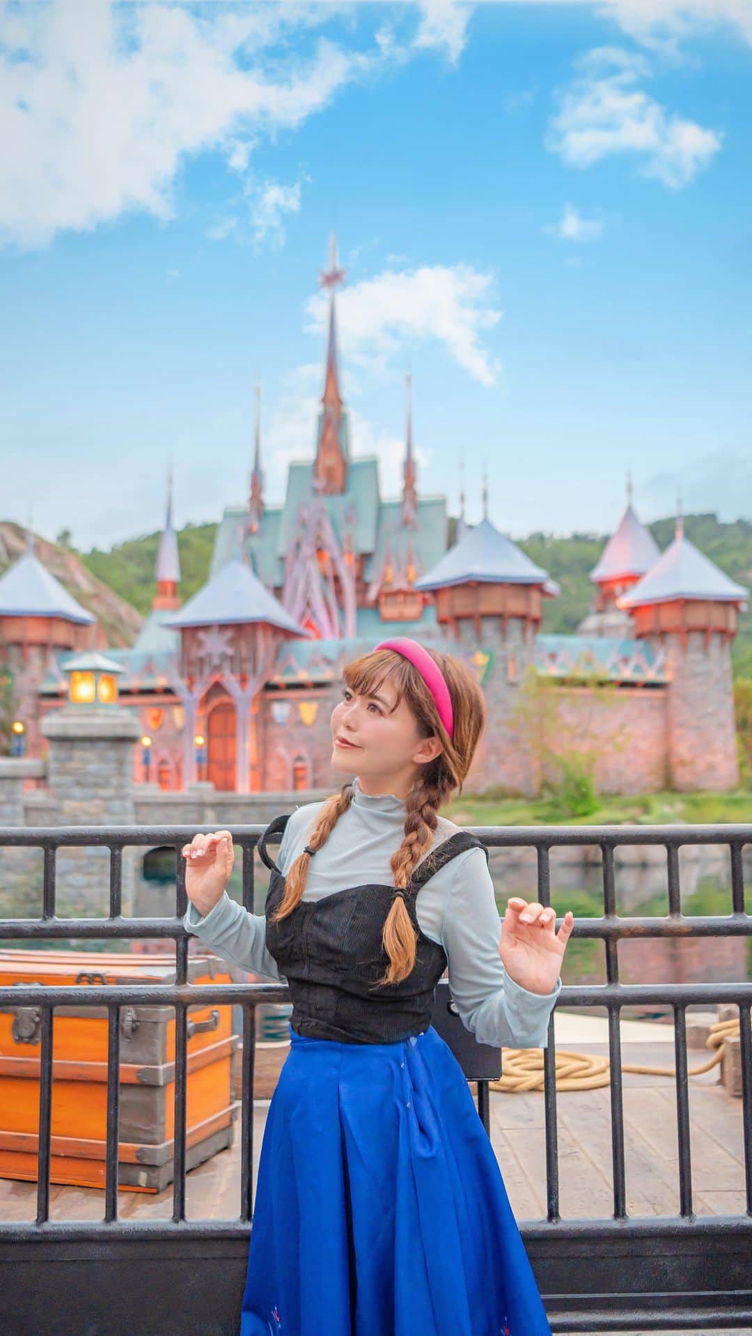 Kahoのインスタグラム：「. . For the first time in forever, I visited  Arendelle  in Hong Kong Disneyland 🏰❄️  アレンデールが、 アナと雪の女王の世界が、 本当にここにあった！！！😭😭😭😭✨  香港ディズニーランドに間も無く新しくオープンする アナ雪のエリア、ワールドオブフローズン！  とってもありがたいことに 一足お先に体験させていただきました🥹✨  全てが映画そのものの世界で、  ディズニーランドの新しいエリア、というよりも “そこにアレンデール王国ができた” という感じで、  本当に本当に素晴らしかった😭😭😭✨✨✨  動画も写真もたくさん撮ったし 最新のアトラクションにも乗って ショーも見たのでたくさん載せて行くね！！❄️  #ワールドオブフローズン#worldoffrozen #香港ディズニーランド #香港ディズニー#香港 #hongkong #海外ディズニー #hongkongdisneyland #hongkongdisney #hkdisneyland #hkdisney#hongkongdisneyland香港迪士尼樂園 #香港迪士尼 #香港迪士尼樂園 #disneybound#disneybounding #アナバウンド#アナ雪バウンド#アナコーデ#frozen #frozenbound #annabound#annacosplay #frozencosplay #frozeneverafter #Arendelle#魔雪奇縁世界」