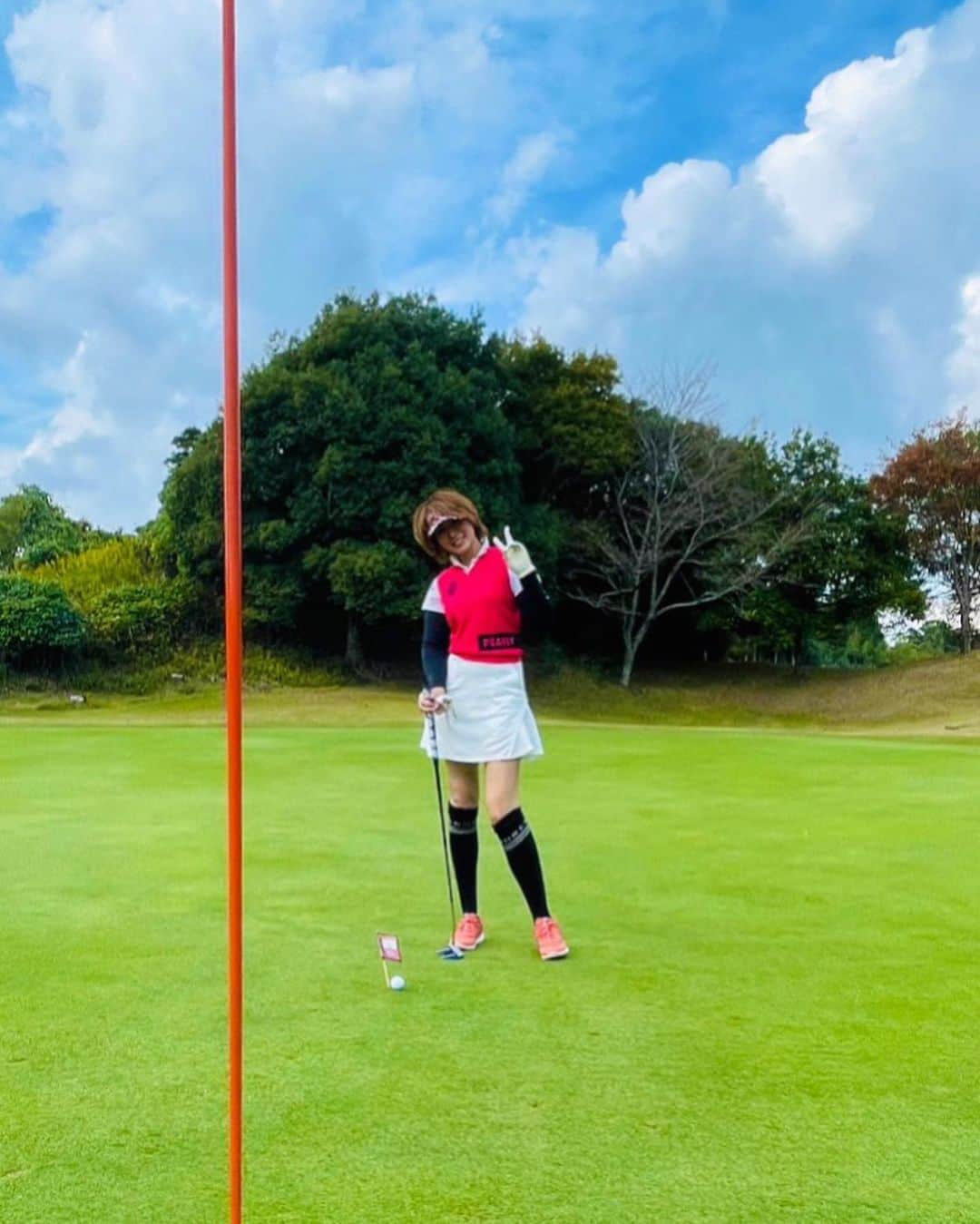 青木梨奈さんのインスタグラム写真 - (青木梨奈Instagram)「この前参加したゴルフコンペ⛳️Rumiringo Cup( @rumi_official_0616 )で、奇跡的にニアピン賞とドラコン1位獲得🏅☆。.:＊・゜  いつも誘ってくれるるみちゃんありがとう💕 るみちゃんめっちゃ上手だったし、今回初めて一緒にラウンドできて楽しかったぁ♬.*ﾟ  最後の表彰式では素敵な商品の協賛があって私もたくさんいただきました♡  💎minuer( @minuere_golf )のピンクのかわいぃサンバイザー♡ 💎RrSalon青山( @rrsalon.aoyama )のCBDシャンプーとコンディショナー♡ 💎銀座タッカン亭( @takkantei_ginza )の割引券♡  どれも嬉しい♪̊̈♪̆̈  ちなみに、NINE JAPAN( @nine_japan69 )代表ホスタク社長( @takumi095 )は、準グランプリに👑 さすが❤️ グランプリは、かわいぃ双子ゴルフ女子杉田さん♡  私もやっとドライバーが安定してきたから、グリーン周りがもっと上手になったらかなりスコア良くなりそう♡ ゴルフは、難しいけどその分楽しい♪̊̈♪̆̈ ゴルフができる環境も有難いし、楽しく過ごせる貴重な時間✨ 今回みんなスゴく上手で色々教えてもらえて更に楽しかったな♡ 私ももっともっとスコア伸ばせるようにガンバろ💓  みんなは何かハマってるものあるかな？  #ゴルフ女子 #るみりんご  #rumiringocup」11月9日 8時49分 - rina.aoki88