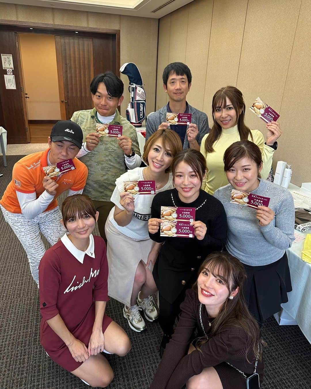 青木梨奈さんのインスタグラム写真 - (青木梨奈Instagram)「この前参加したゴルフコンペ⛳️Rumiringo Cup( @rumi_official_0616 )で、奇跡的にニアピン賞とドラコン1位獲得🏅☆。.:＊・゜  いつも誘ってくれるるみちゃんありがとう💕 るみちゃんめっちゃ上手だったし、今回初めて一緒にラウンドできて楽しかったぁ♬.*ﾟ  最後の表彰式では素敵な商品の協賛があって私もたくさんいただきました♡  💎minuer( @minuere_golf )のピンクのかわいぃサンバイザー♡ 💎RrSalon青山( @rrsalon.aoyama )のCBDシャンプーとコンディショナー♡ 💎銀座タッカン亭( @takkantei_ginza )の割引券♡  どれも嬉しい♪̊̈♪̆̈  ちなみに、NINE JAPAN( @nine_japan69 )代表ホスタク社長( @takumi095 )は、準グランプリに👑 さすが❤️ グランプリは、かわいぃ双子ゴルフ女子杉田さん♡  私もやっとドライバーが安定してきたから、グリーン周りがもっと上手になったらかなりスコア良くなりそう♡ ゴルフは、難しいけどその分楽しい♪̊̈♪̆̈ ゴルフができる環境も有難いし、楽しく過ごせる貴重な時間✨ 今回みんなスゴく上手で色々教えてもらえて更に楽しかったな♡ 私ももっともっとスコア伸ばせるようにガンバろ💓  みんなは何かハマってるものあるかな？  #ゴルフ女子 #るみりんご  #rumiringocup」11月9日 8時49分 - rina.aoki88