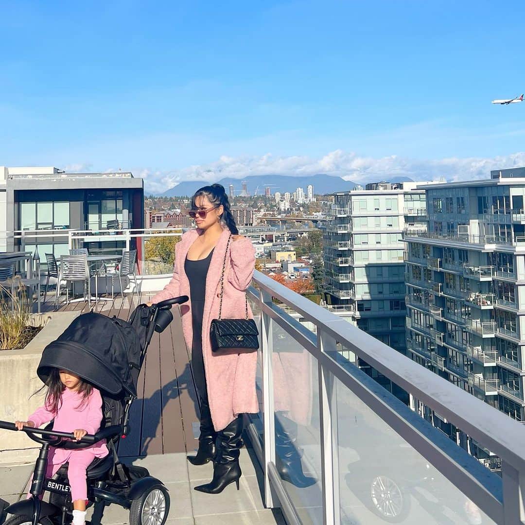 エリーゼ・エストラーダのインスタグラム：「Yesterday was cold and sunshine. So this toddler insisted on taking her @bentleytrike outside 🤍  Christmas is just around the corner…use my discount code ELISEE for 25% off 🤍」