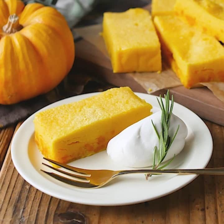 macaroniのインスタグラム：「レンジで簡単👏「#かぼちゃのチーズケーキ」このレシピのポイントは↓の投稿文をチェックしてくださいね✨⁠ ⁠ ----------------------------------⁠ ✍️このレシピのポイントは…⁠ ⁠ ✔️旬のかぼちゃでスイーツ作り🧁⁠ ✔️レンジで簡単調理◎⁠ ✔️かぼちゃの甘みとチーズの酸味が相良抜群💕⁠ ⁠ 過去に投稿したレシピの中から⁠ 特に人気のあったレシピ動画を再度お届けしています🙌⁠ ----------------------------------⁠ ⁠ ■調理時間：20分⁠ ⁠ ⁠ ■材料（約15×15cmの正方形ガラス容器1個分)⁠ ※冷蔵庫で冷やす時間は含みません。⁠ ・かぼちゃ（正味）：200g⁠ ・クリームチーズ：200g⁠ ・溶き卵：2個分⁠ ・グラニュー糖：60g⁠ ・薄力粉：30g⁠ ・牛乳：100cc⁠ ⁠ ■下ごしらえ⁠ ・材料は室温に戻します。⁠ ・かぼちゃはタネと皮を取り除きます。⁠ ⁠ ■作り方⁠ ①ボウルにかぼちゃを入れてふんわりラップをし、レンジ600Wで5分加熱します。取り出したらマッシャーなどで潰し、粗熱をとります。⁠ ②ボウルにクリームチーズを入れてなめらかになるまで混ぜます。砂糖を加えてすり混ぜます。⁠ ③卵を2回に分けて加え、その都度よく混ぜます。⁠ ④①を加えて混ぜ合わせたら、薄力粉をふるい入れて切り混ぜます。⁠ ⑤粉気がなくなったら牛乳を加えて混ぜ、クッキングシートを敷いた耐熱皿に流し入れます。⁠ ⑥レンジ600Wで4分30秒〜5分加熱します。取り出したら粗熱をとり、冷蔵庫で冷やして完成です。お好みの大きさに切って召し上がれ。⁠ ⁠ ★MEMO★⁠ ・電子レンジの加熱時間は様子を見て調節してください。⁠ ・牛乳は豆乳でも代用できます。⁠ ⁠ ⁠ #macaroniレシピ #おうちごはん #おうちカフェ #お家カフェ #おうちcafe #うちカフェ #うちcafe #スイーツ #おやつ #おかし #お菓子 #3時のおやつ #おやつの時間 #おやつ作り #おやつタイム #手作りお菓子 #手作りおやつ #おうちおやつ #今日のおやつ #手作りスイーツ #お菓子作り #手づくりおやつ #おやつ時間 #かぼちゃ #チーズケーキ #かぼちゃレシピ #かぼちゃチーズケーキ」