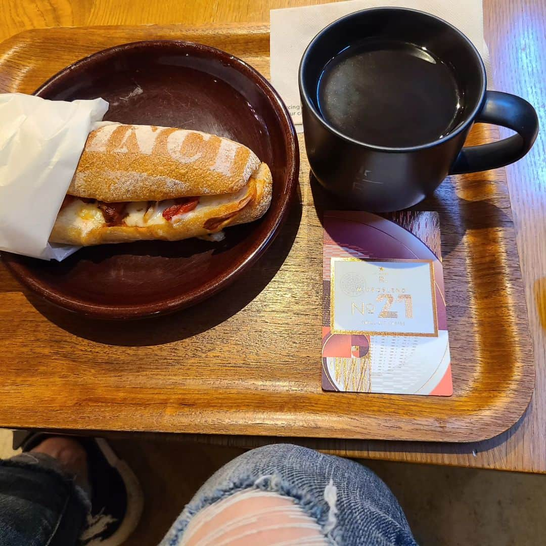 床嶋佳子のインスタグラム：「おはようございます！😊💕 今朝は１人で朝スタバで～す☕😌✨」