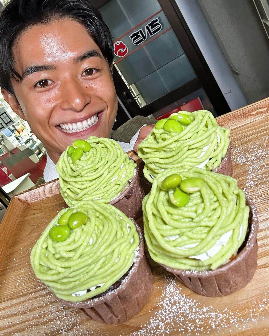 池田航のインスタグラム：「Green Mont-Blanc😍🫘🟩  宮城県の大人気スーパー【 #さいち 】の 巨大なおはぎすごくない！？ 甘さは普通のおはぎより優しくて塩気がちょっとだけ強めなのが特徴的！💕🫘   大きいけどペロッと食べきれちゃうスイーツです😍めちゃくちゃ並んで食べる宮城グルメのひとつ！  宮城名物のずんだと一緒に、 ずんだとおはぎのモンブランに大変身！🫘   #モンブラン  #宮城グルメ  #カラダweek   今日も素敵な食材と暖かい現地の方達との出会いに感謝💓   次回もお楽しみに☀️  朝お仕事で見られない方に、旅するエプロンTikTokが開設されました！ 【旅するエプロン】でTikTok検索すれば見られます✨️ ぜひフォローよろしくお願いいたします😍  #ZIP #旅するエプロン #スピッツ #Spitz #ZIPファミリー  #水卜麻美 さん  #池田航  @kohcooking    #伊藤楽  @gaku_jh122」