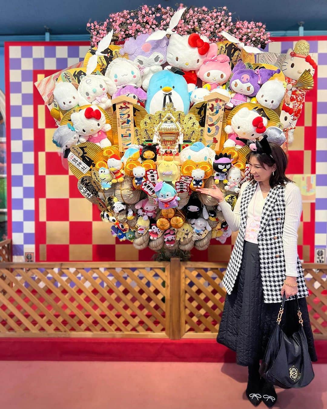 のインスタグラム：「✧︎ 久しぶりに訪れたサンリオピューロランド♡ @purolandjp   この日はキティちゃんのお誕生日だったので、特別イベントがたくさん！ とにかく可愛くてメルヘンな世界で楽しかった♡ オープンからクローズまでずっと遊んでました♡  大人になった今だからこそ童心に帰れる体験をすると幸福感が半端ないです！  あたけちゃん、いつもありがとう♡ @o_ka____motoo   #サンリオピューロランド  #ハローキティ  #キティちゃん  #お誕生日  #サンリオ  昔は #キキララ が好きだった  #熊手  #sanrio  #kitty  #kittycat  #hellokitty」