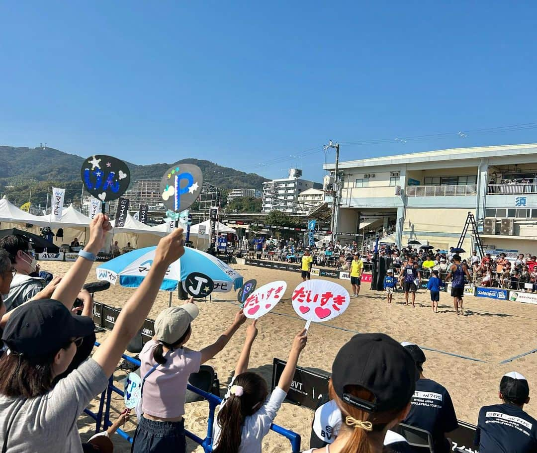 浦田聖子さんのインスタグラム写真 - (浦田聖子Instagram)「． ジャパンツアー最終戦も同時開催で 応援もがんばりましたー📣‼︎  横浜から心強いお友達応援団も来てくれて、私が見れない時も、サブコート一色の日も、優しさに溢れた手作り応援うちわと声出し応援で、盛り上げてくれました🥹☺️❤️‍🔥  #マイナビジャパンビーチバレーボールツアー  #須磨大会 #最終戦 #けんすけ #jp #応援団 #決勝進出 #横浜からの応援もありがとう」11月9日 8時53分 - satoko_urata