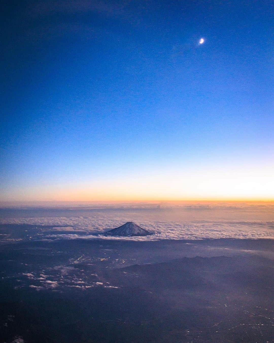 SHOCK EYEさんのインスタグラム写真 - (SHOCK EYEInstagram)「天空から見る富士山🗻  #mtfuji #fujisan」11月9日 8時54分 - shockeye_official