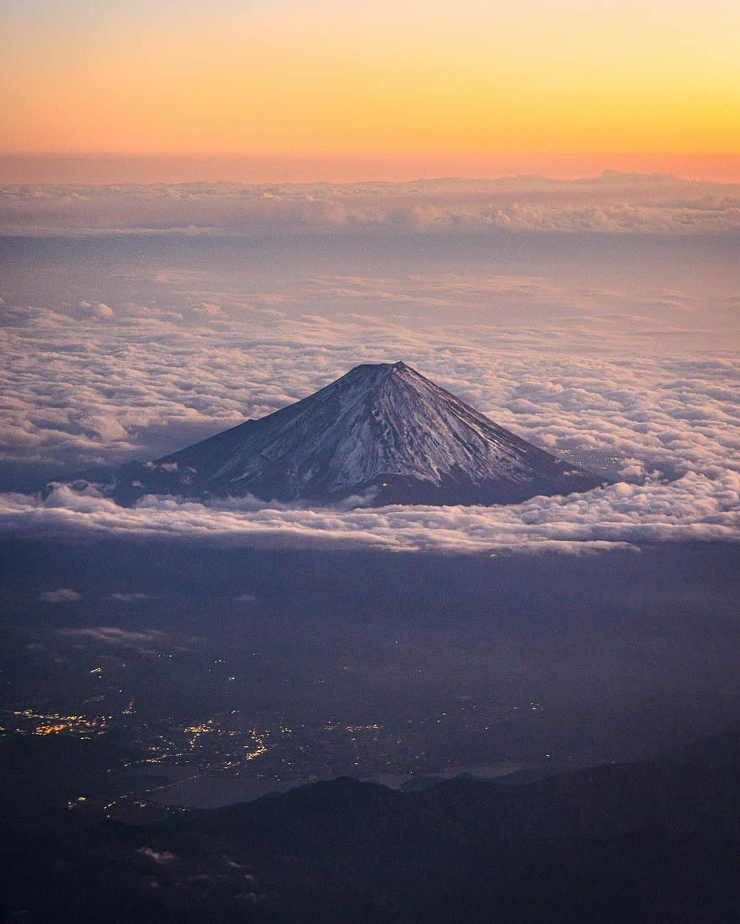 SHOCK EYEさんのインスタグラム写真 - (SHOCK EYEInstagram)「天空から見る富士山🗻  #mtfuji #fujisan」11月9日 8時54分 - shockeye_official