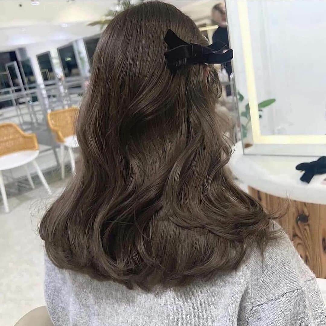 古賀美紀のインスタグラム：「【人気NO1！bleach無しでできる色素薄めカラー】 嫌な赤みを消してくれて透明感抜群な  「 #オリーブベージュ ❤︎」  現在の明るさより明るくしたい方、地毛からのカラーのお客様はダブルケアカラー  選択お願いします♡  ✨オススメメニュー✨ "人気No.1" ✔️プレミアムケアカラー　¥11400~ 毛髪強化剤♡髪の毛を補強し切れ毛・枝毛を98.6%防ぎます！ →髪の毛に凄く良いので、髪の毛を綺麗に持続させたい方オススメです！  "前処理剤オプションメニュー" 毛髪は、約80%のタンパク質（PPT）と 約5%の脂質（CMC）約12%の水分で構成されています。  前処理剤のPPTとCMCを＋する事で カラーの仕上がりとカラーの持続性をUPします♡！  ✔️CMC ¥1500 ブリーチ、ヘアカラーの薬剤を均一に浸透させる。 ダメージ補修と保湿をし髪表面をツヤやかに 指通りをよくする。 →髪の硬さ、パサつき、ゴワつきは cmcが失われてるのでオススメです♡！  ✔️PPT ¥1500 ダメージを補修し、ダメージで失った髪の タンパク質部分を補修し、弾力を与えてくれます。 ヘアカラーの再現性と持ちを高める。 →ダメージや色落ちが気になる方オススメ 【プレミアムケアカラーとの同時施術でさらに効果UP！】  ✔️CMC＋PPT ¥3000 更にクオリティを高めたい方オススメです♡  ※前処理を希望の方は、予約時にどの前処理をしたいか LINEしてください♡」