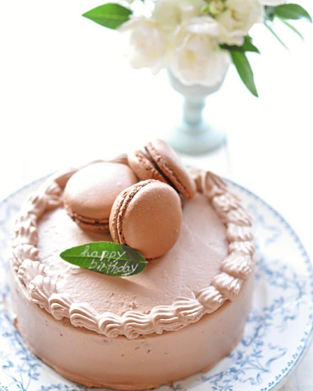 のインスタグラム：「2023.11.9 + 今日は娘の15歳の誕生日♪ 朝イチにチョコレートケーキを 作りました^^ チョコ好きさんが喜ぶ チョコづくしのケーキとなりました♪ ・ マカロンをずっと作ってと お願いされてて、、、 こちらは昨日、作っておきました。 ・ 何事にも一生懸命で お友達に恵まれて。 毎日楽しそうでなによりです♡ ・ 帰ってきたら ささやかなお祝いです。」