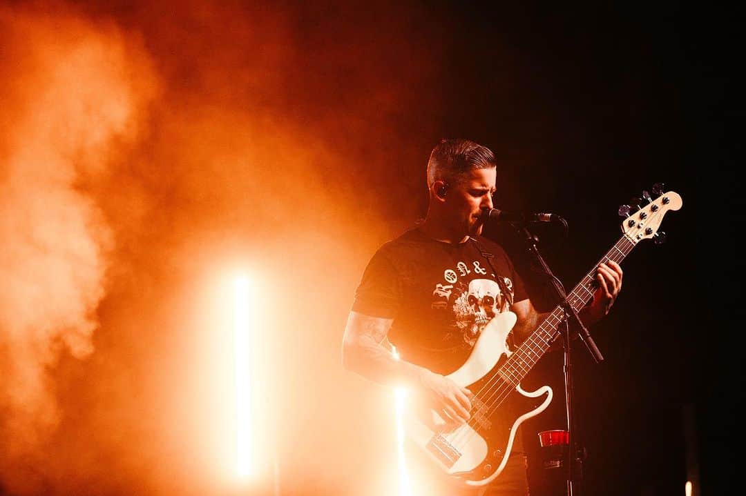 ザッキー・ヴェンジェンスのインスタグラム：「Sydney you are always one of the best places to visit and play a rock show 🔥Let’s close this one out with a bang tonight Brisbane 💥 📸 @salmabustos #sydney #australia #alltimelow #bass #adventure」