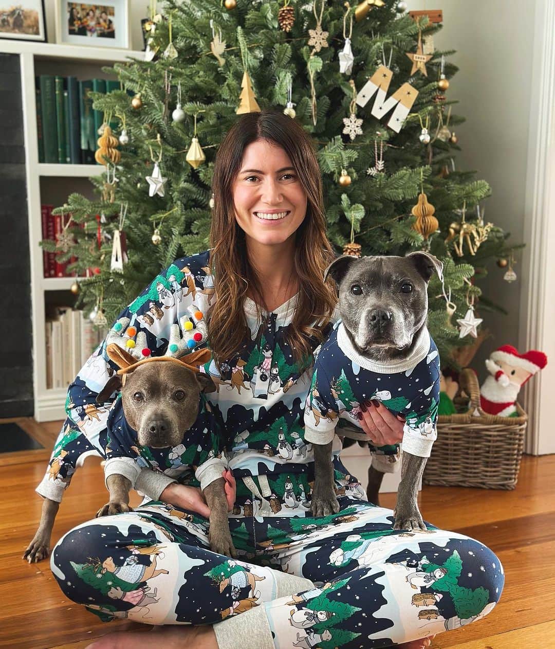 DARREN&PHILLIPさんのインスタグラム写真 - (DARREN&PHILLIPInstagram)「Welcome to D&P Christmas, where the dog is always included in all the family fun. Matching family PJ’s available now 🥰♥️😍🎄🐶 Link in bio!」11月9日 9時03分 - the_blueboys