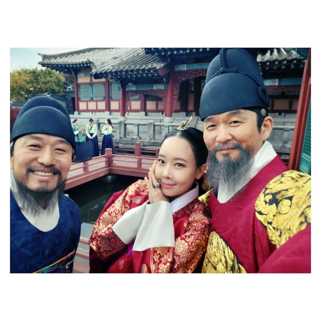 ソ・ユジンさんのインスタグラム写真 - (ソ・ユジンInstagram)「#드라마연인 MBC #인조 #소용조씨 #김자점 궁안에만 있다가 올만에 야외촬영이라 처음으로 함께 사진도 남기고 ^^  #김종태 #김민상 #소유진」11月9日 9時10分 - yujin_so